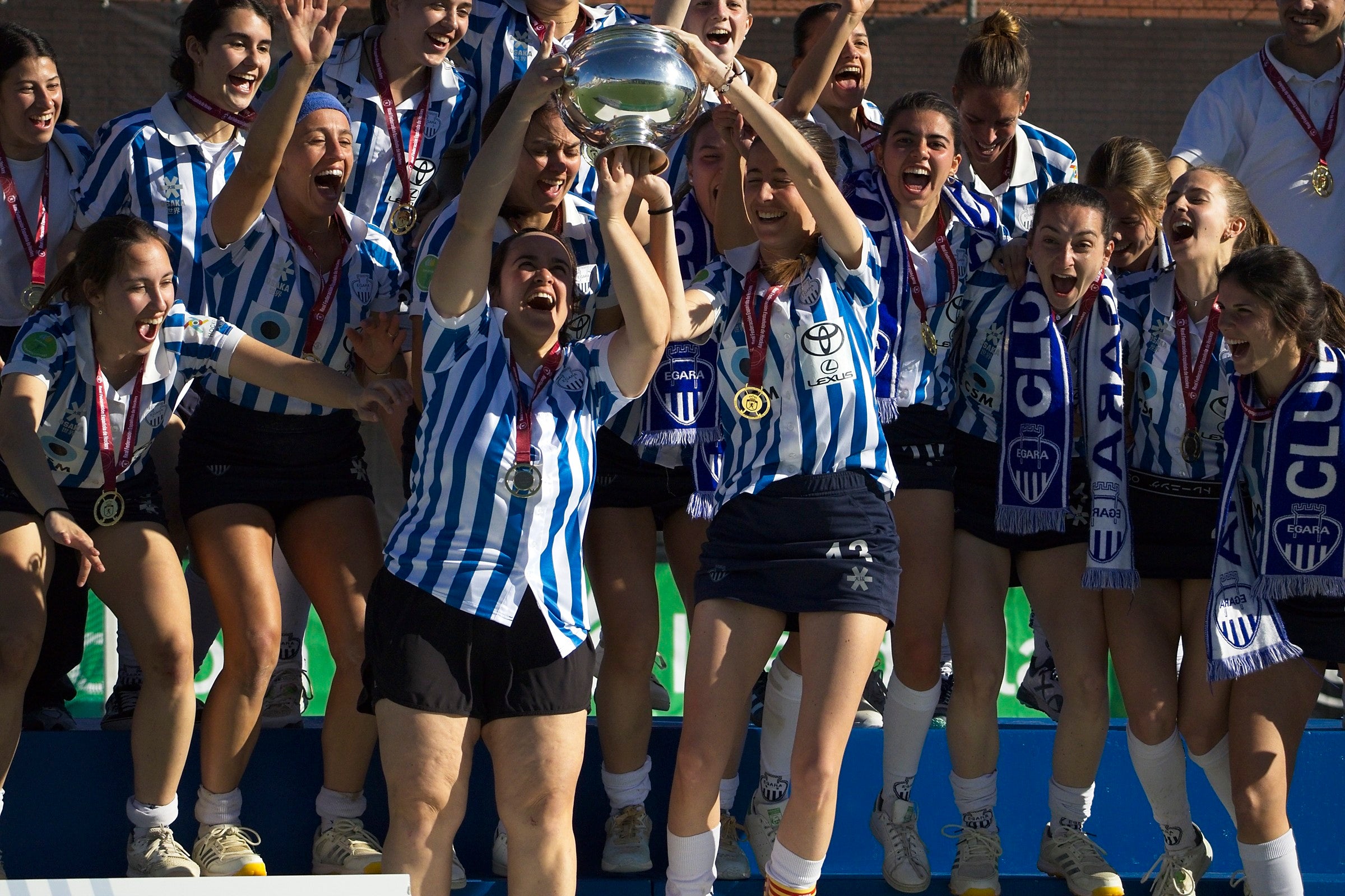 L'equip femení del Club Egara ha fet història en el món de l'hoquei. Les blanc-i-blaves s'han proclamat campiones de la Copa de la Reina després de vèncer a la gran final al Club de Campo als Shoot Outs. Aquesta era la primera vegada que les terrassenques es classificaven per a la final d'aquesta competició i la primera ha estat la vençuda. A més, ho han pogut fer a les seves instal·lacions i davant de tota la seva afició | Cristian Torras