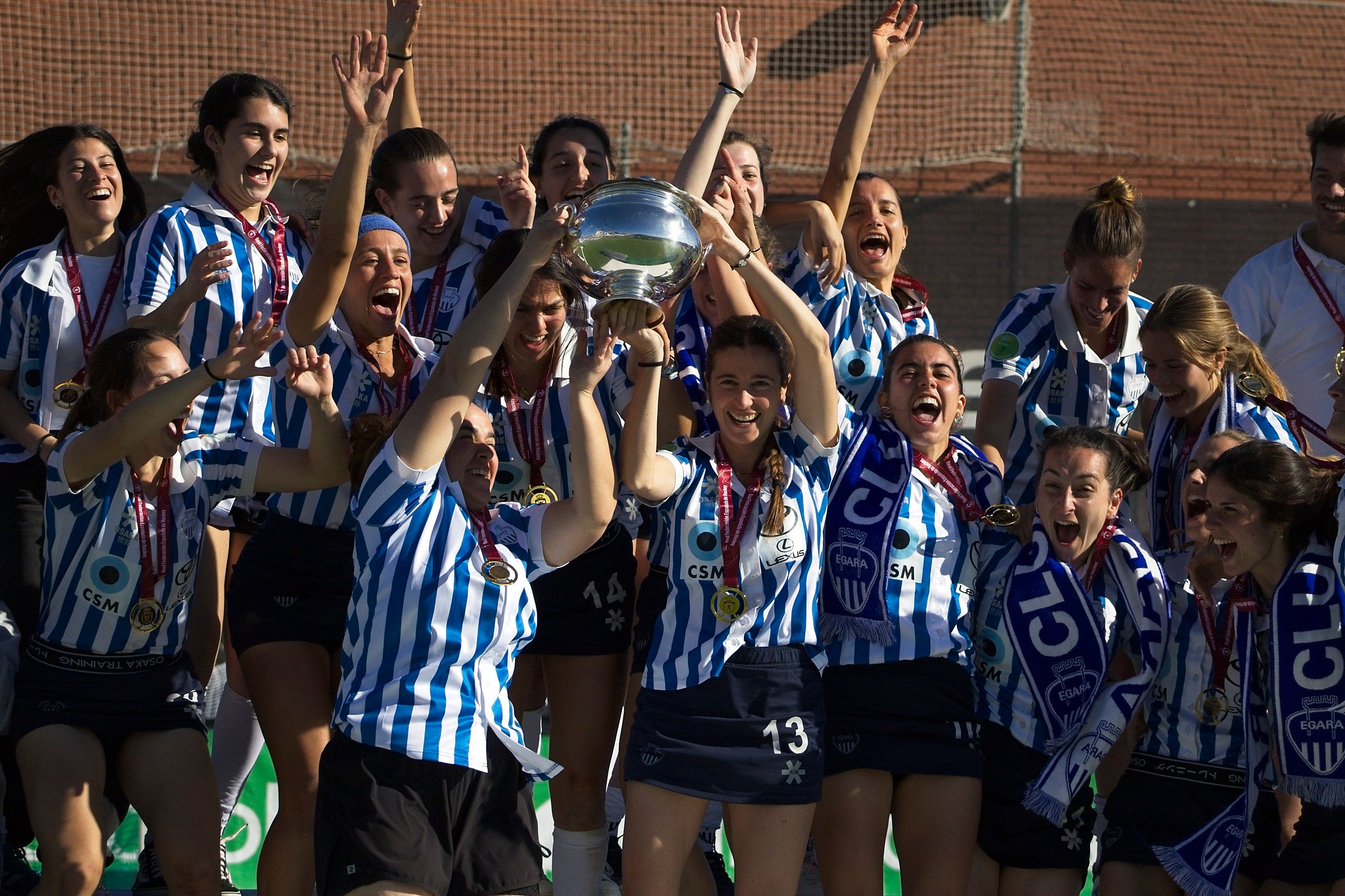 L'equip femení del Club Egara ha fet història en el món de l'hoquei. Les blanc-i-blaves s'han proclamat campiones de la Copa de la Reina després de vèncer a la gran final al Club de Campo als Shoot Outs. Aquesta era la primera vegada que les terrassenques es classificaven per a la final d'aquesta competició i la primera ha estat la vençuda. A més, ho han pogut fer a les seves instal·lacions i davant de tota la seva afició | Cristian Torras