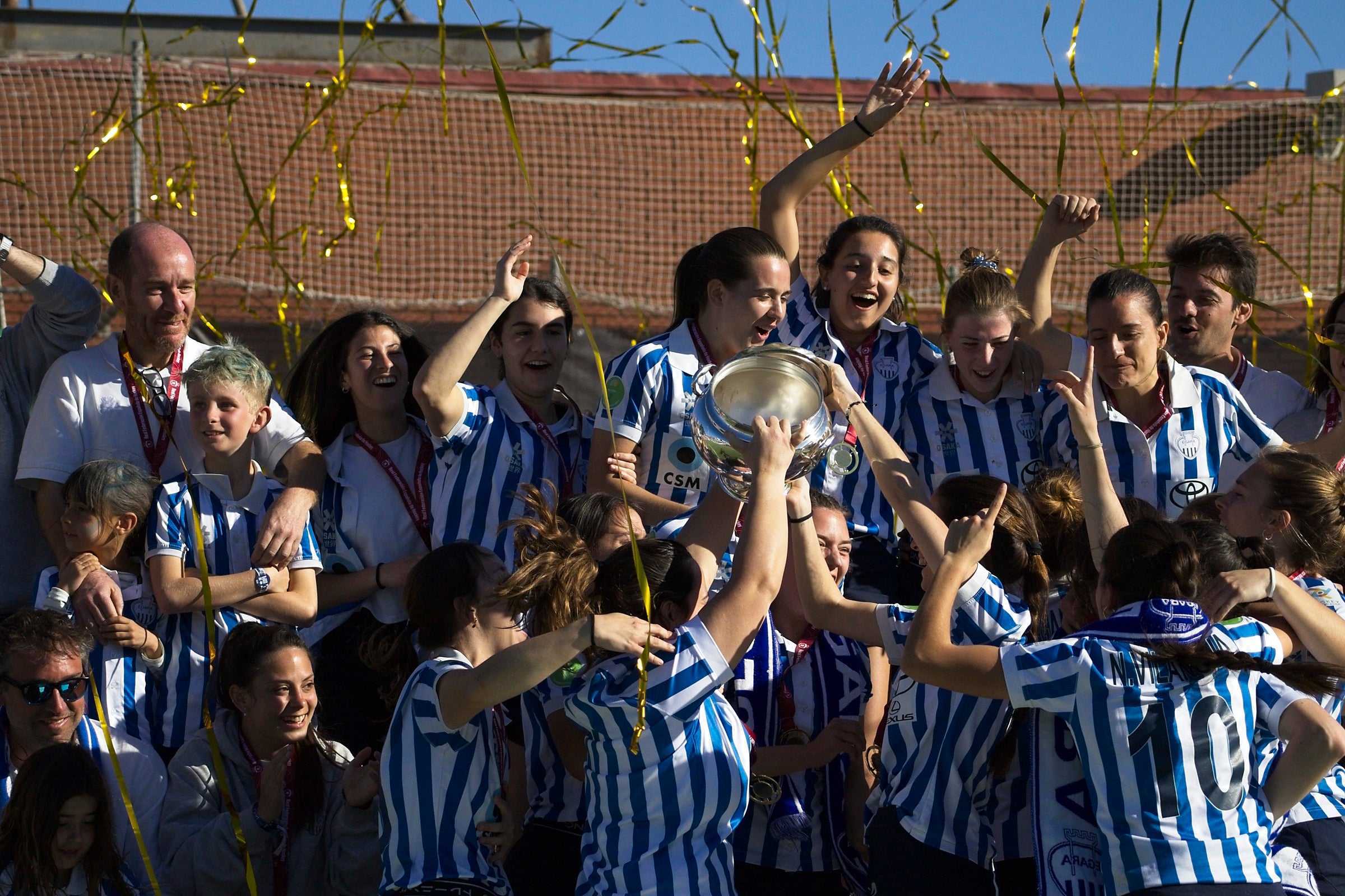 L'equip femení del Club Egara ha fet història en el món de l'hoquei. Les blanc-i-blaves s'han proclamat campiones de la Copa de la Reina després de vèncer a la gran final al Club de Campo als Shoot Outs. Aquesta era la primera vegada que les terrassenques es classificaven per a la final d'aquesta competició i la primera ha estat la vençuda. A més, ho han pogut fer a les seves instal·lacions i davant de tota la seva afició | Cristian Torras