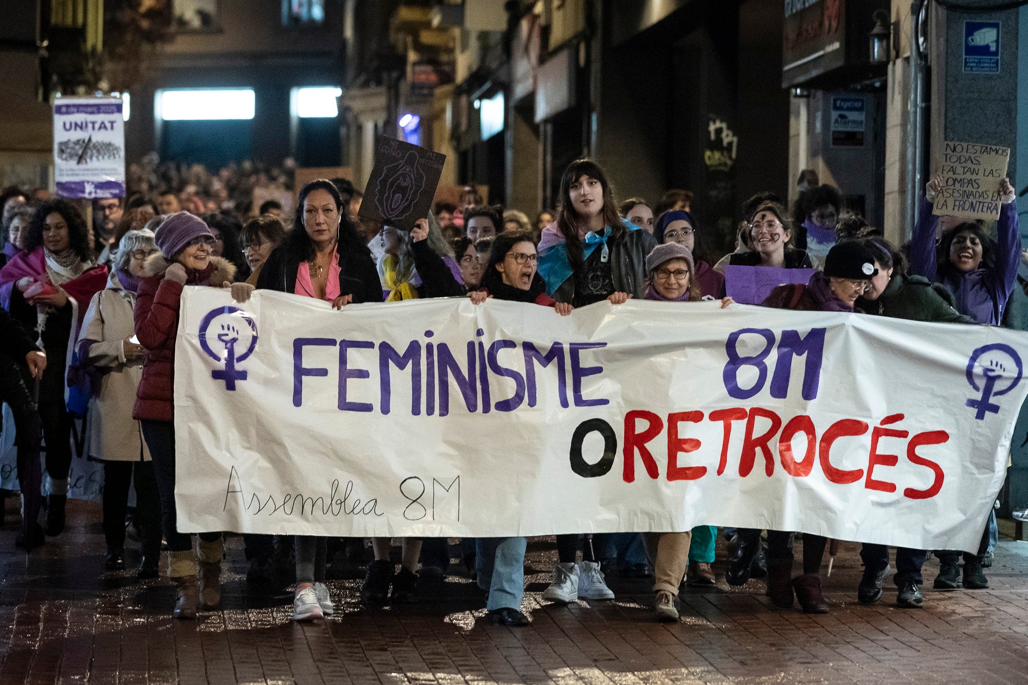 La manifestació del 8M ha tornat a omplir un any més els carrers de Terrassa. Les Feministes de Terrassa van fer una crida a sortir al carrer amb motiu del Dia Internacional de les Dones. La convocatòria, oberta a tota la ciutadania, va ser per aquest dissabte a dos quarts de set de la tarda (18:30 hores) al Monument de la Dona Treballadora. La manifestació va ser organitzada per la Comissió 8M on participen diferents grups feministes de Terrassa | Mireia Comas
