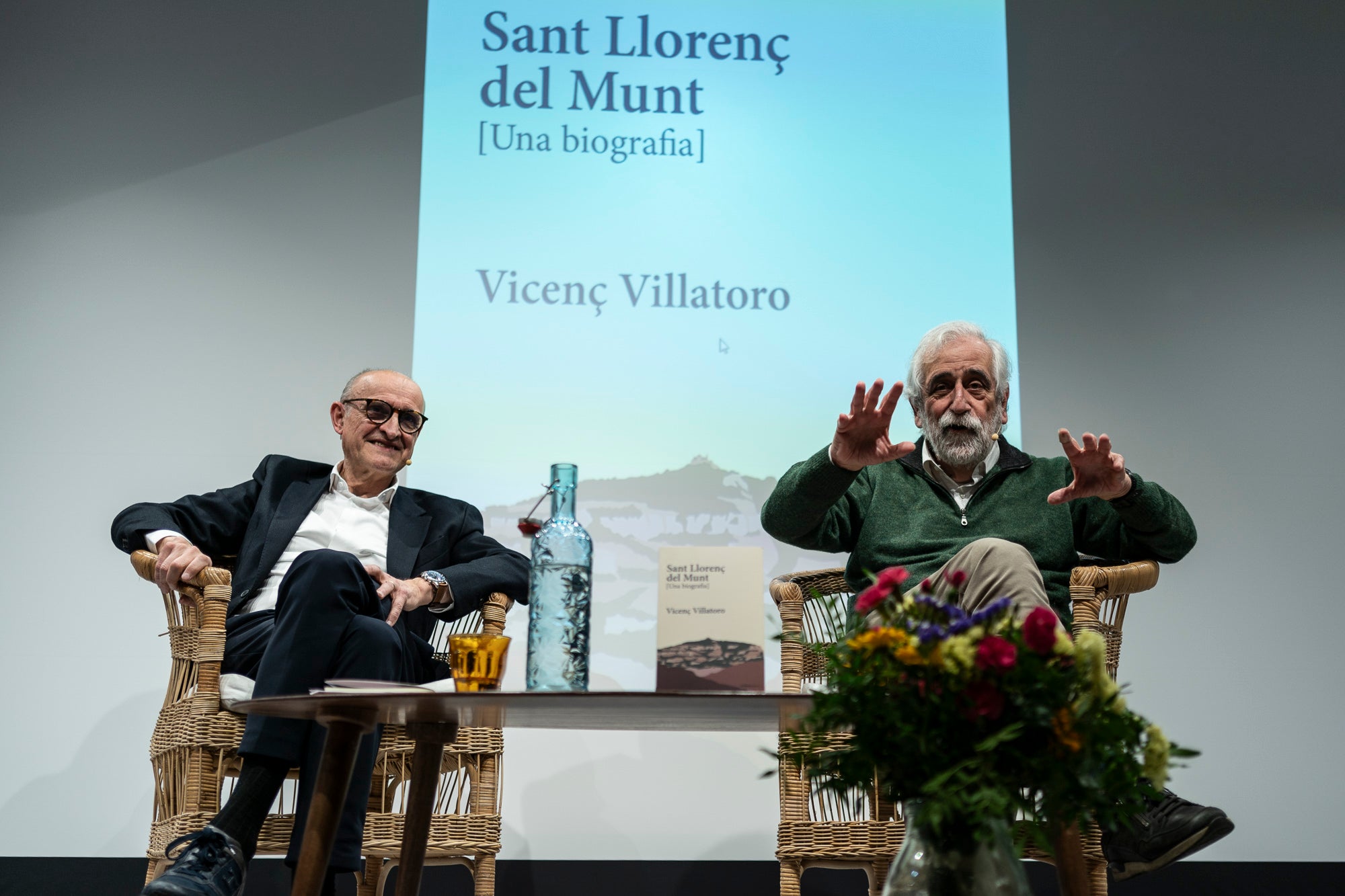 Xavier Marcet i Vicenç Villatoro, a la presentació del llibre 'Sant Llorenç del Munt (una biografia)' a Ona llibres / Mireia Comas
