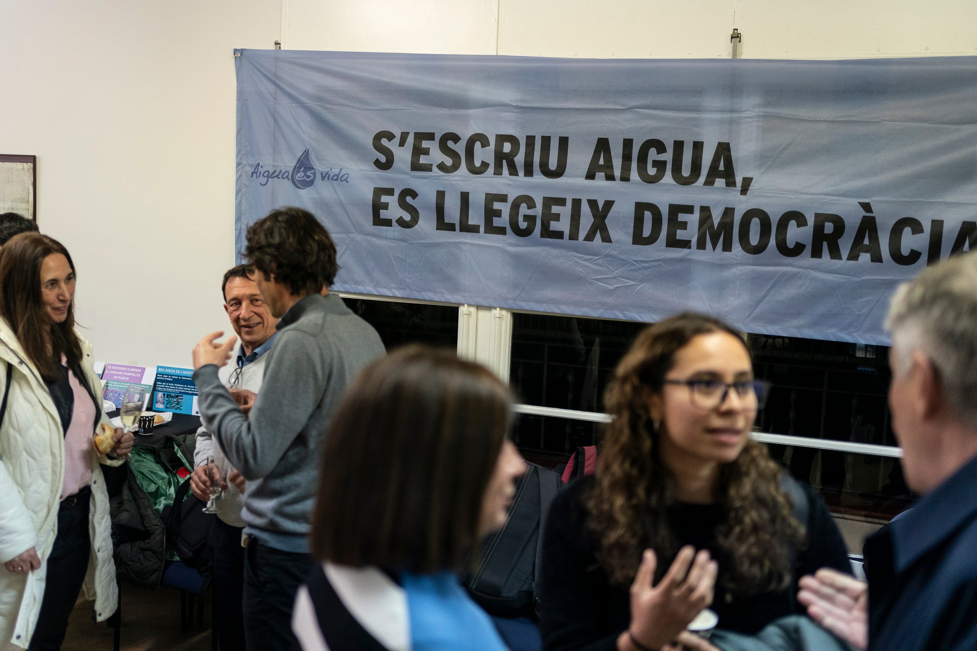 Aquest dilluns, dia 24 de març, va tenir lloc la inauguració de la nova seu de l’Observatori de l’Aigua de Terrassa, al carrer de Martín Diez. Aquest espai neix com a lloc de “participació, debat i construcció d’un model de gestió de l’aigua més just, transparent i sostenible”. Encara amb alguns detalls d’obra per posar-lo totalment al dia, l’acte ha comptat amb la presència d’integrants de l’OAT i companys que no s’han volgut perdre la celebració.