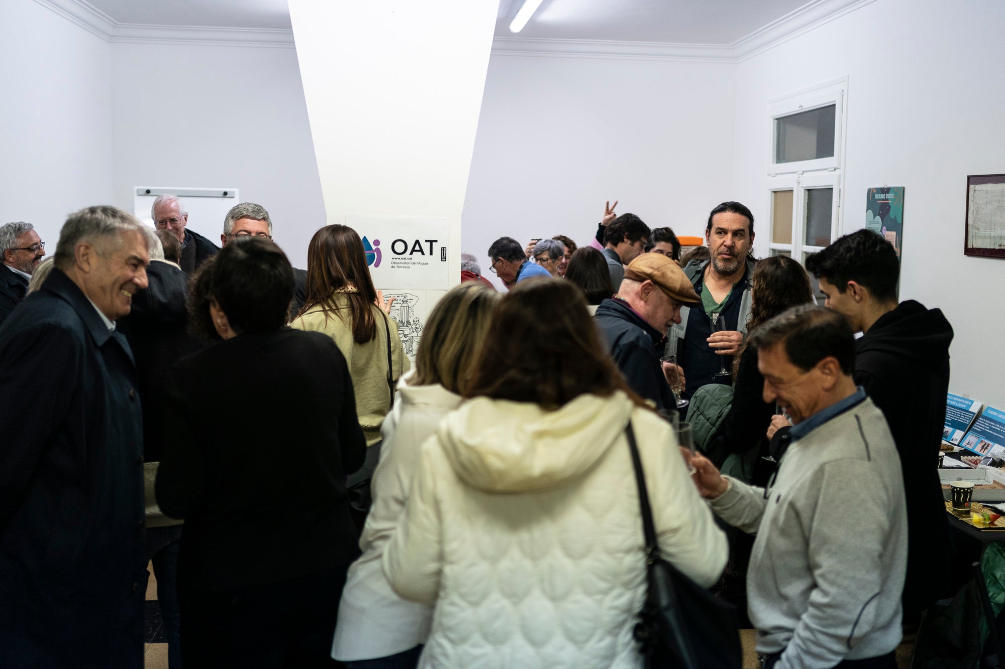 Aquest dilluns, dia 24 de març, va tenir lloc la inauguració de la nova seu de l’Observatori de l’Aigua de Terrassa, al carrer de Martín Diez. Aquest espai neix com a lloc de “participació, debat i construcció d’un model de gestió de l’aigua més just, transparent i sostenible”. Encara amb alguns detalls d’obra per posar-lo totalment al dia, l’acte ha comptat amb la presència d’integrants de l’OAT i companys que no s’han volgut perdre la celebració.