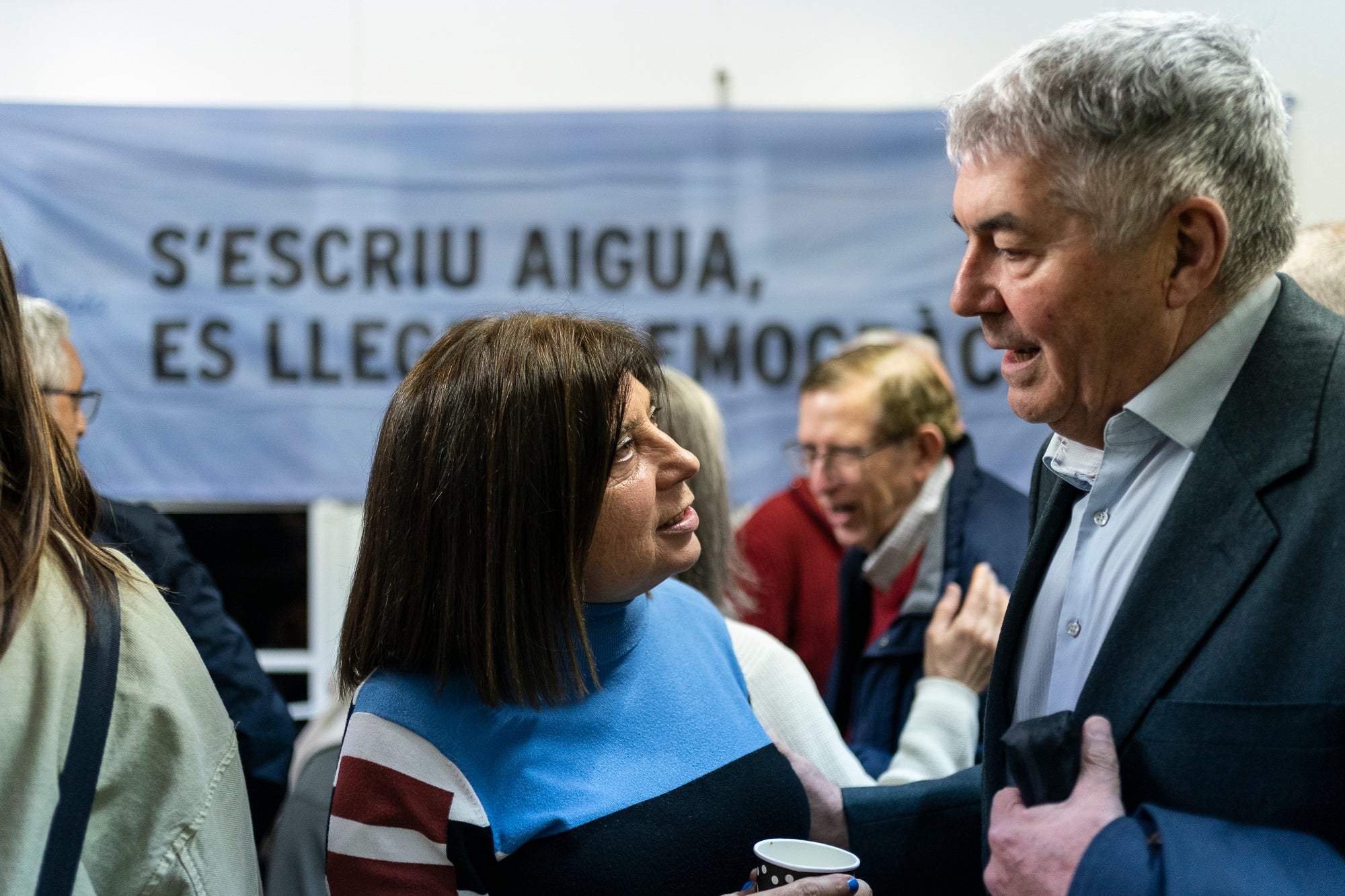 Aquest dilluns, dia 24 de març, va tenir lloc la inauguració de la nova seu de l’Observatori de l’Aigua de Terrassa, al carrer de Martín Diez. Aquest espai neix com a lloc de “participació, debat i construcció d’un model de gestió de l’aigua més just, transparent i sostenible”. Encara amb alguns detalls d’obra per posar-lo totalment al dia, l’acte ha comptat amb la presència d’integrants de l’OAT i companys que no s’han volgut perdre la celebració.