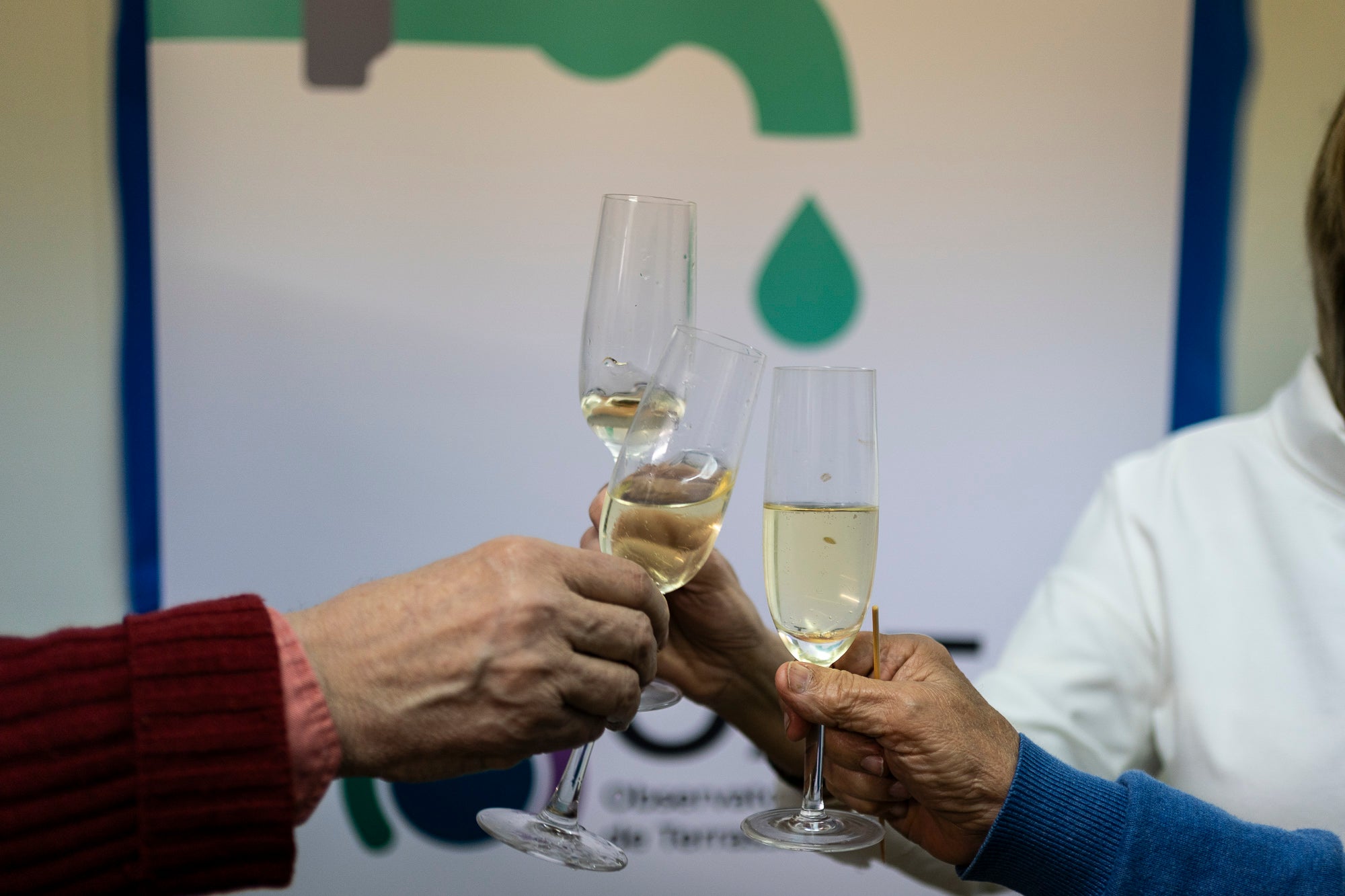 Aquest dilluns, dia 24 de març, va tenir lloc la inauguració de la nova seu de l’Observatori de l’Aigua de Terrassa, al carrer de Martín Diez. Aquest espai neix com a lloc de “participació, debat i construcció d’un model de gestió de l’aigua més just, transparent i sostenible”. Encara amb alguns detalls d’obra per posar-lo totalment al dia, l’acte ha comptat amb la presència d’integrants de l’OAT i companys que no s’han volgut perdre la celebració.