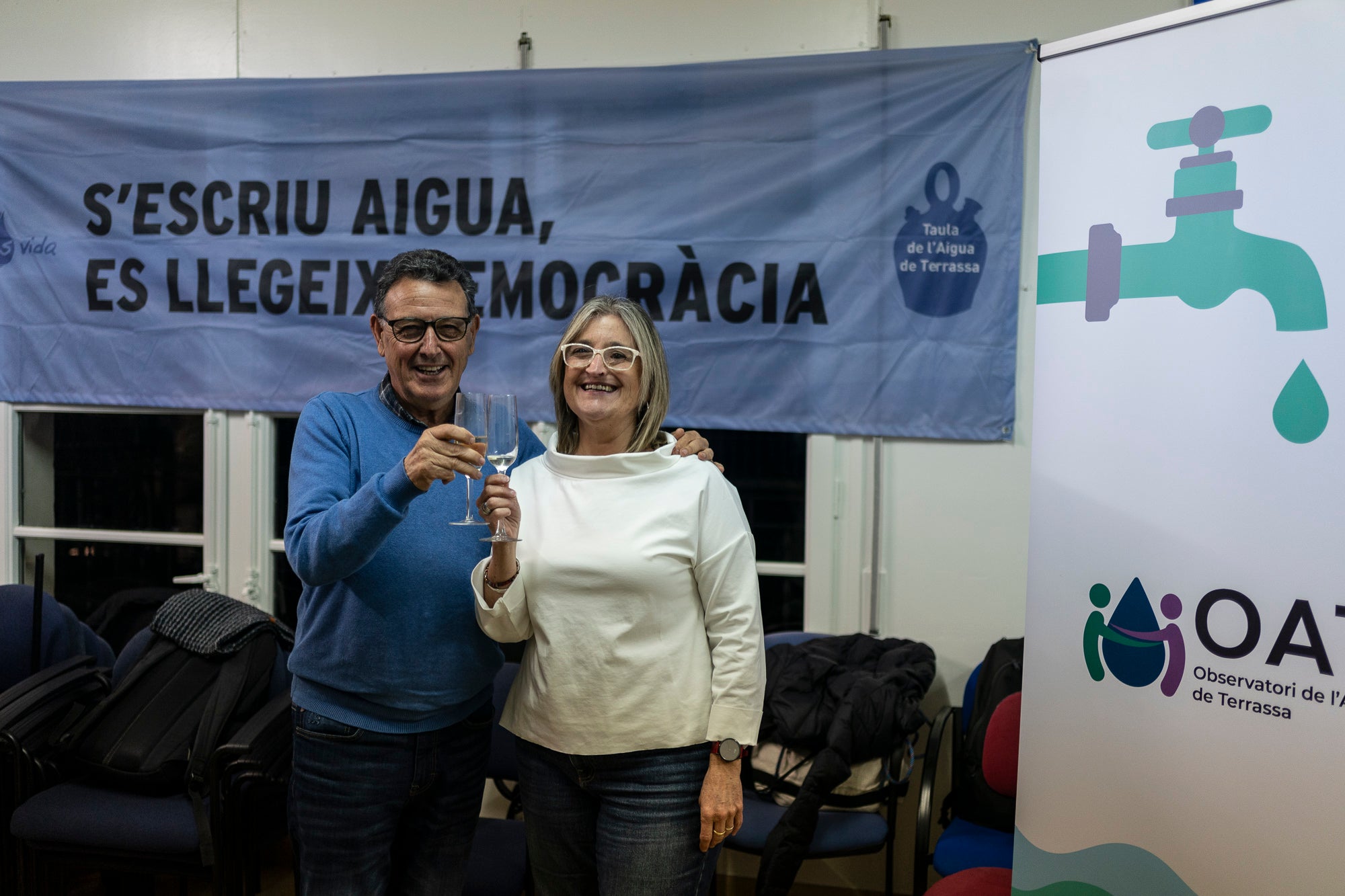 Aquest dilluns, dia 24 de març, va tenir lloc la inauguració de la nova seu de l’Observatori de l’Aigua de Terrassa, al carrer de Martín Diez. Aquest espai neix com a lloc de “participació, debat i construcció d’un model de gestió de l’aigua més just, transparent i sostenible”. Encara amb alguns detalls d’obra per posar-lo totalment al dia, l’acte ha comptat amb la presència d’integrants de l’OAT i companys que no s’han volgut perdre la celebració.