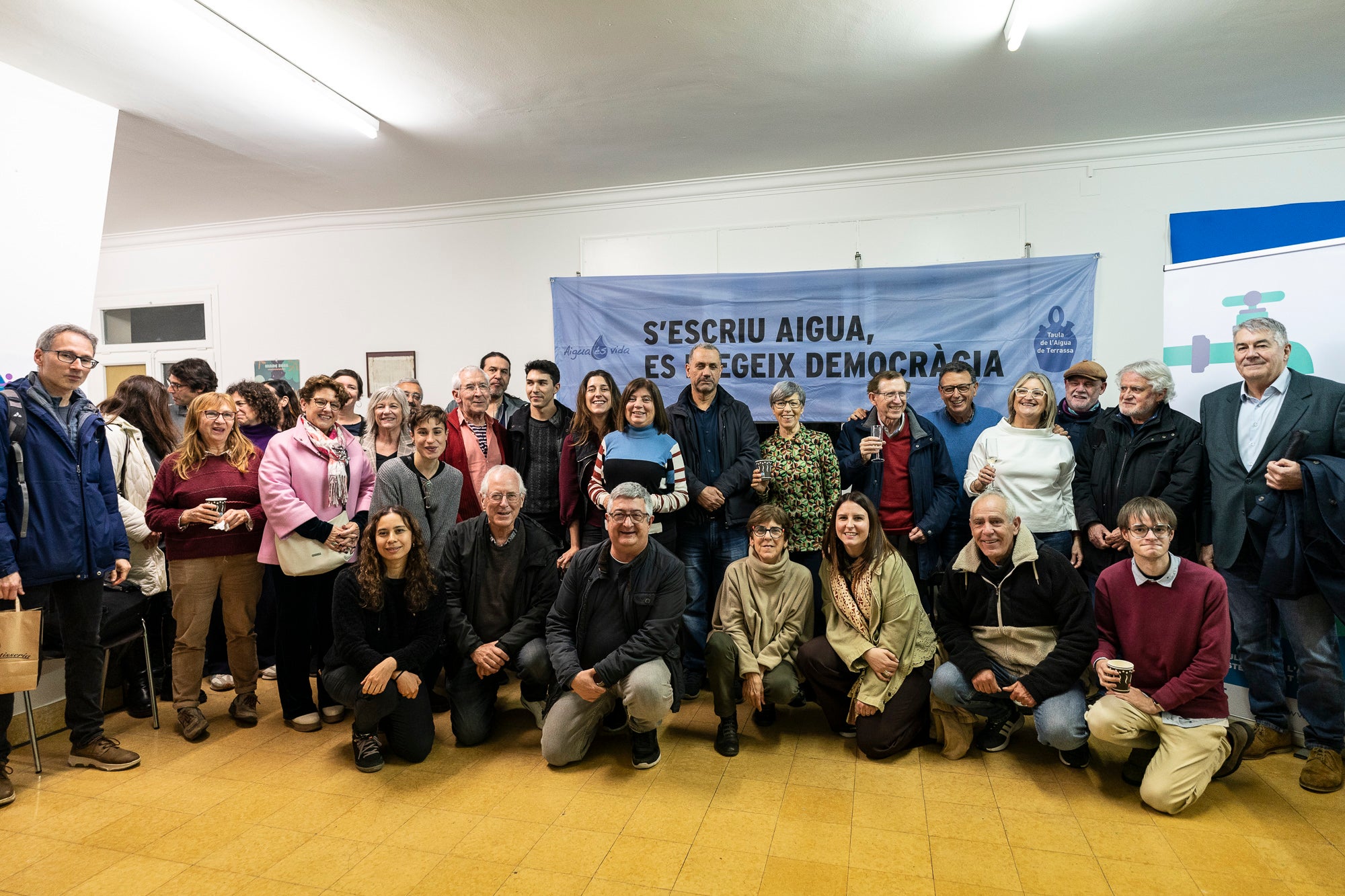 Aquest dilluns, dia 24 de març, va tenir lloc la inauguració de la nova seu de l’Observatori de l’Aigua de Terrassa, al carrer de Martín Diez. Aquest espai neix com a lloc de “participació, debat i construcció d’un model de gestió de l’aigua més just, transparent i sostenible”. Encara amb alguns detalls d’obra per posar-lo totalment al dia, l’acte ha comptat amb la presència d’integrants de l’OAT i companys que no s’han volgut perdre la celebració.