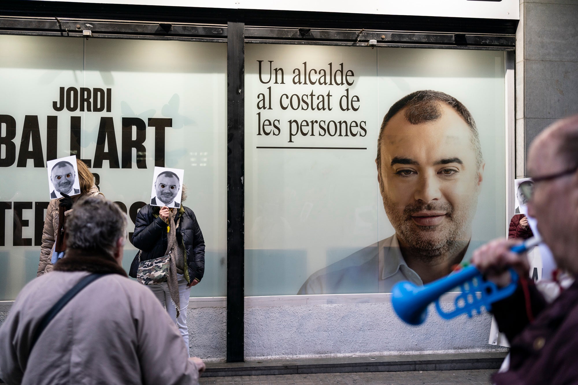 Nova protesta organitzada per la Plataforma Salvem Galileu/Arquimedes i BiTer per reclamar la pacificació dels dos vials de Terrassa, i una ciutat ‘sense fum’. La manifestació ha obligat a tallar la Rambla d’Ègara i desviar els autobusos. Ha finalitzat al Portal de Sant Roc on s’ha llegit el manifest i s’ha reclamat una Taula de Diàleg entre el Consistori i les entitats ciutadanes “per posar fil a l’agulla i construir un projecte de mobilitat conjunt”.