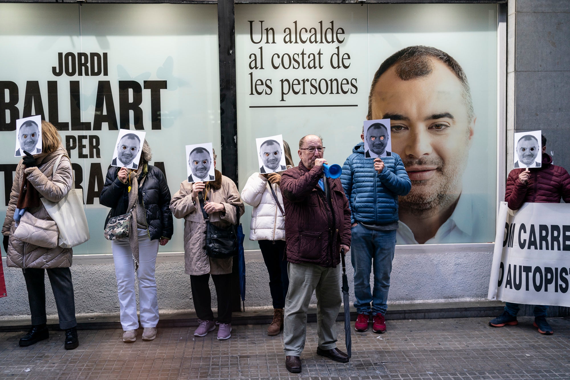 Nova protesta organitzada per la Plataforma Salvem Galileu/Arquimedes i BiTer per reclamar la pacificació dels dos vials de Terrassa, i una ciutat ‘sense fum’. La manifestació ha obligat a tallar la Rambla d’Ègara i desviar els autobusos. Ha finalitzat al Portal de Sant Roc on s’ha llegit el manifest i s’ha reclamat una Taula de Diàleg entre el Consistori i les entitats ciutadanes “per posar fil a l’agulla i construir un projecte de mobilitat conjunt”.