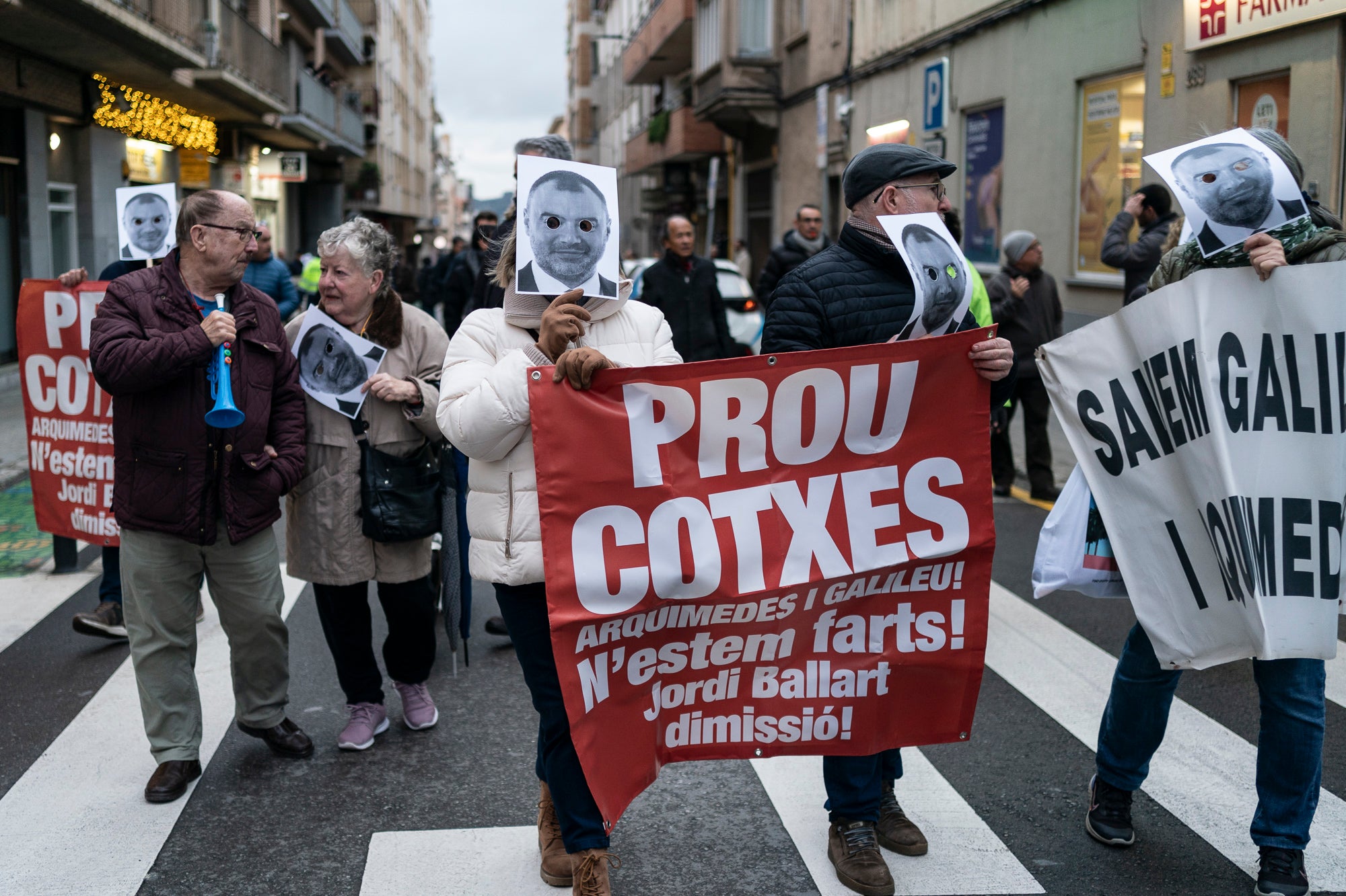 Nova protesta organitzada per la Plataforma Salvem Galileu/Arquimedes i BiTer per reclamar la pacificació dels dos vials de Terrassa, i una ciutat ‘sense fum’. La manifestació ha obligat a tallar la Rambla d’Ègara i desviar els autobusos. Ha finalitzat al Portal de Sant Roc on s’ha llegit el manifest i s’ha reclamat una Taula de Diàleg entre el Consistori i les entitats ciutadanes “per posar fil a l’agulla i construir un projecte de mobilitat conjunt”.