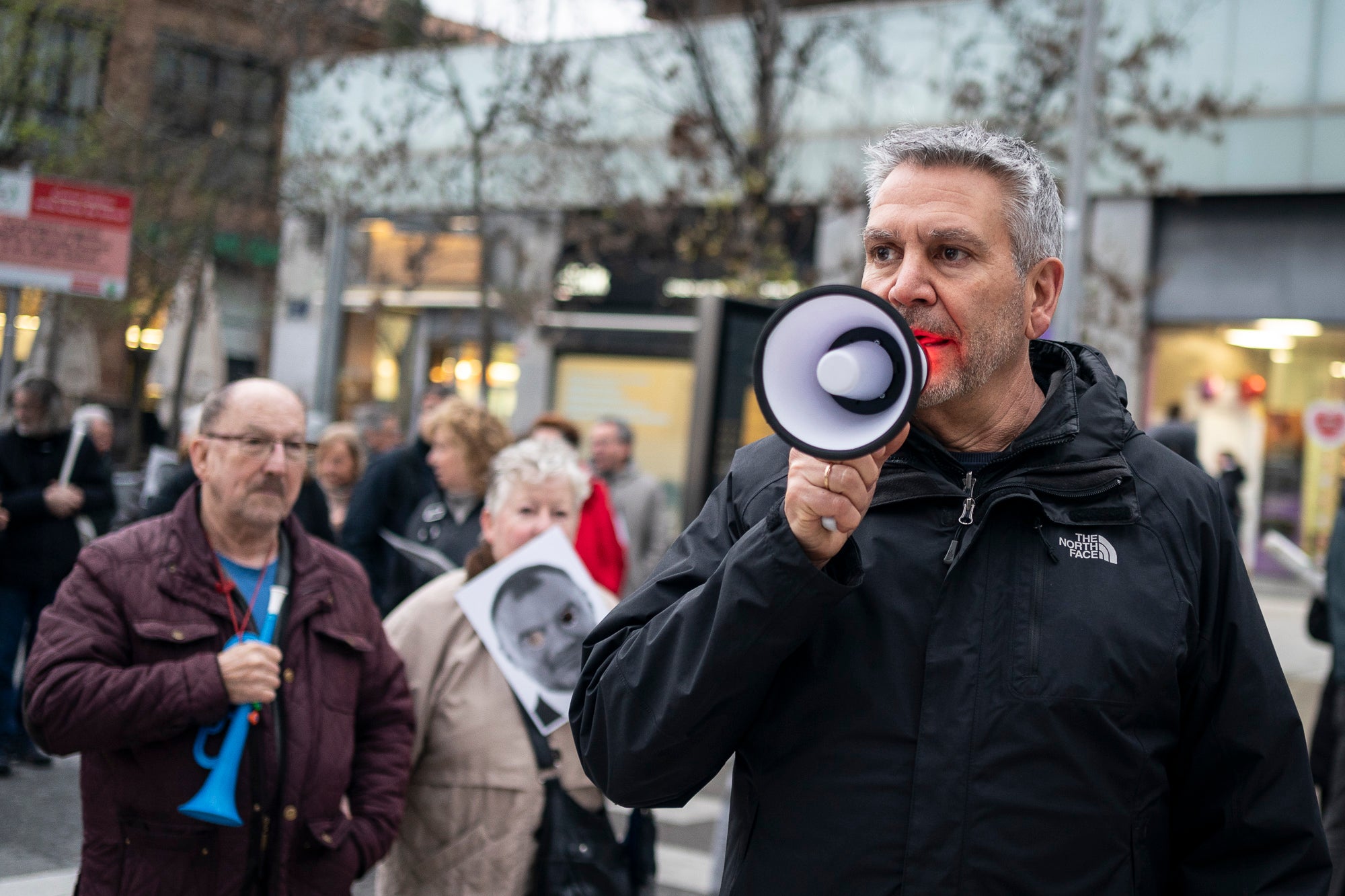 Nova protesta organitzada per la Plataforma Salvem Galileu/Arquimedes i BiTer per reclamar la pacificació dels dos vials de Terrassa, i una ciutat ‘sense fum’. La manifestació ha obligat a tallar la Rambla d’Ègara i desviar els autobusos. Ha finalitzat al Portal de Sant Roc on s’ha llegit el manifest i s’ha reclamat una Taula de Diàleg entre el Consistori i les entitats ciutadanes “per posar fil a l’agulla i construir un projecte de mobilitat conjunt”.