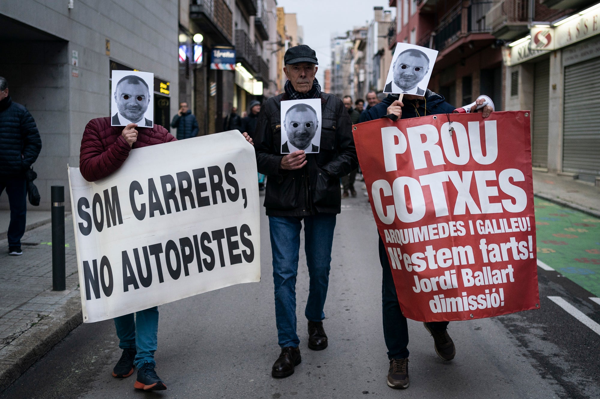 Nova protesta organitzada per la Plataforma Salvem Galileu/Arquimedes i BiTer per reclamar la pacificació dels dos vials de Terrassa, i una ciutat ‘sense fum’. La manifestació ha obligat a tallar la Rambla d’Ègara i desviar els autobusos. Ha finalitzat al Portal de Sant Roc on s’ha llegit el manifest i s’ha reclamat una Taula de Diàleg entre el Consistori i les entitats ciutadanes “per posar fil a l’agulla i construir un projecte de mobilitat conjunt”.