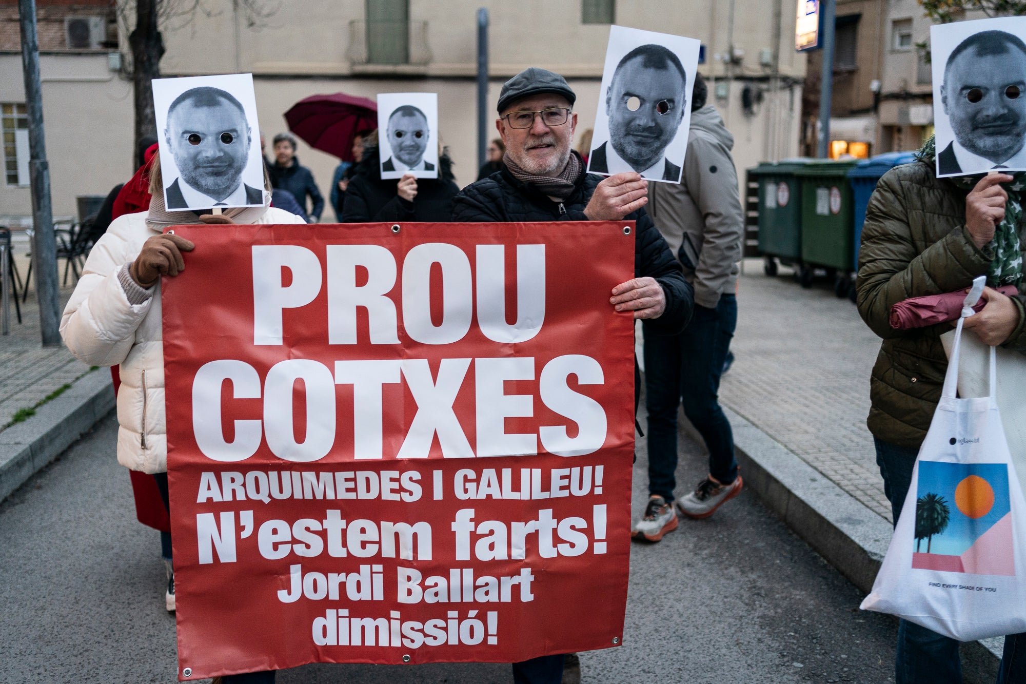 Nova protesta organitzada per la Plataforma Salvem Galileu/Arquimedes i BiTer per reclamar la pacificació dels dos vials de Terrassa, i una ciutat ‘sense fum’. La manifestació ha obligat a tallar la Rambla d’Ègara i desviar els autobusos. Ha finalitzat al Portal de Sant Roc on s’ha llegit el manifest i s’ha reclamat una Taula de Diàleg entre el Consistori i les entitats ciutadanes “per posar fil a l’agulla i construir un projecte de mobilitat conjunt”.