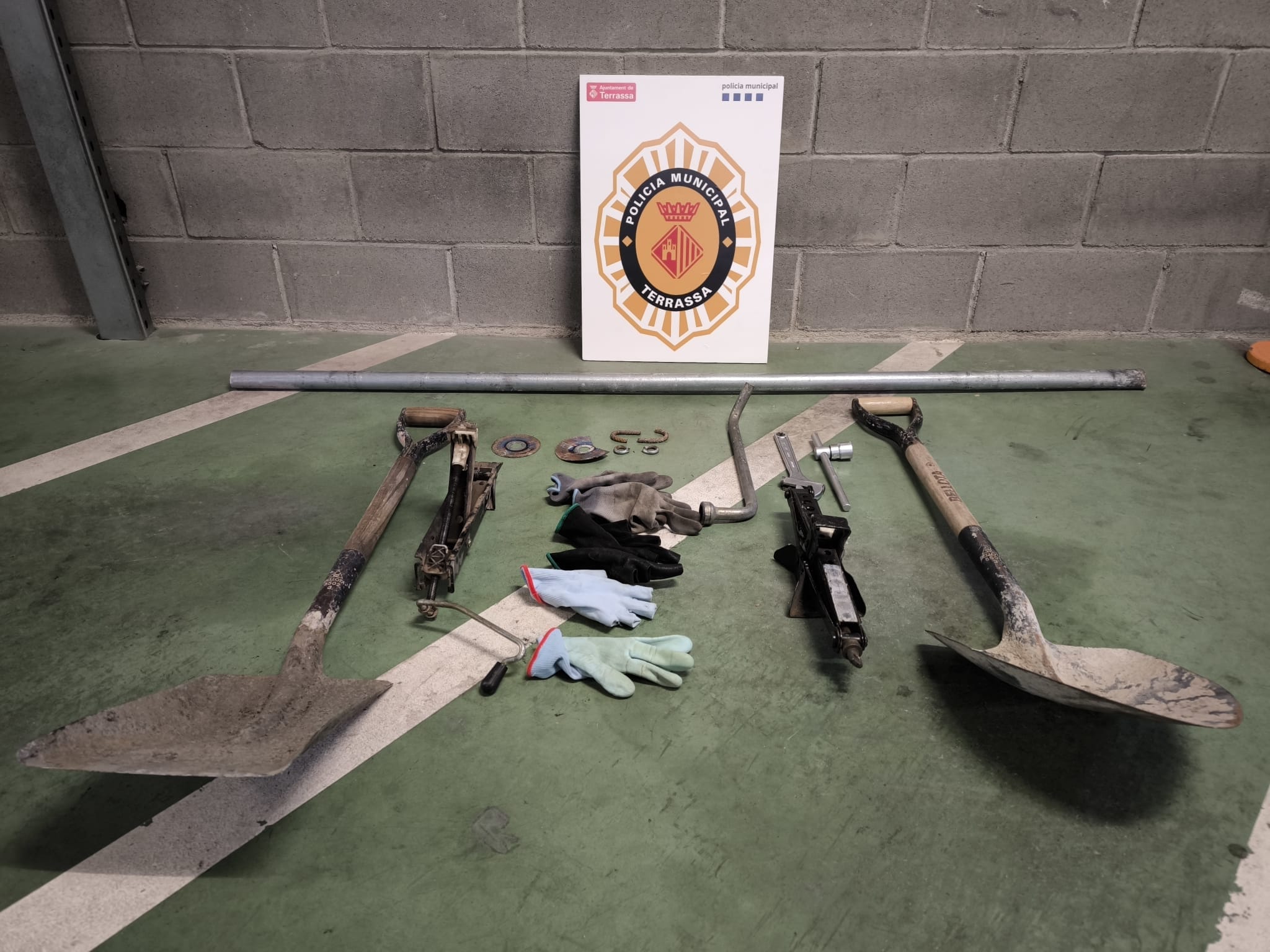Eines comissades als detinguts acusats de robatori amb força | Policia Municipal de Terrassa