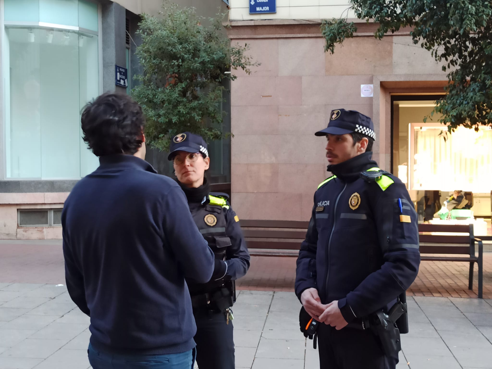 Una patrulla de la Policia Municipal de Terrassa parlant amb una persona | PMT