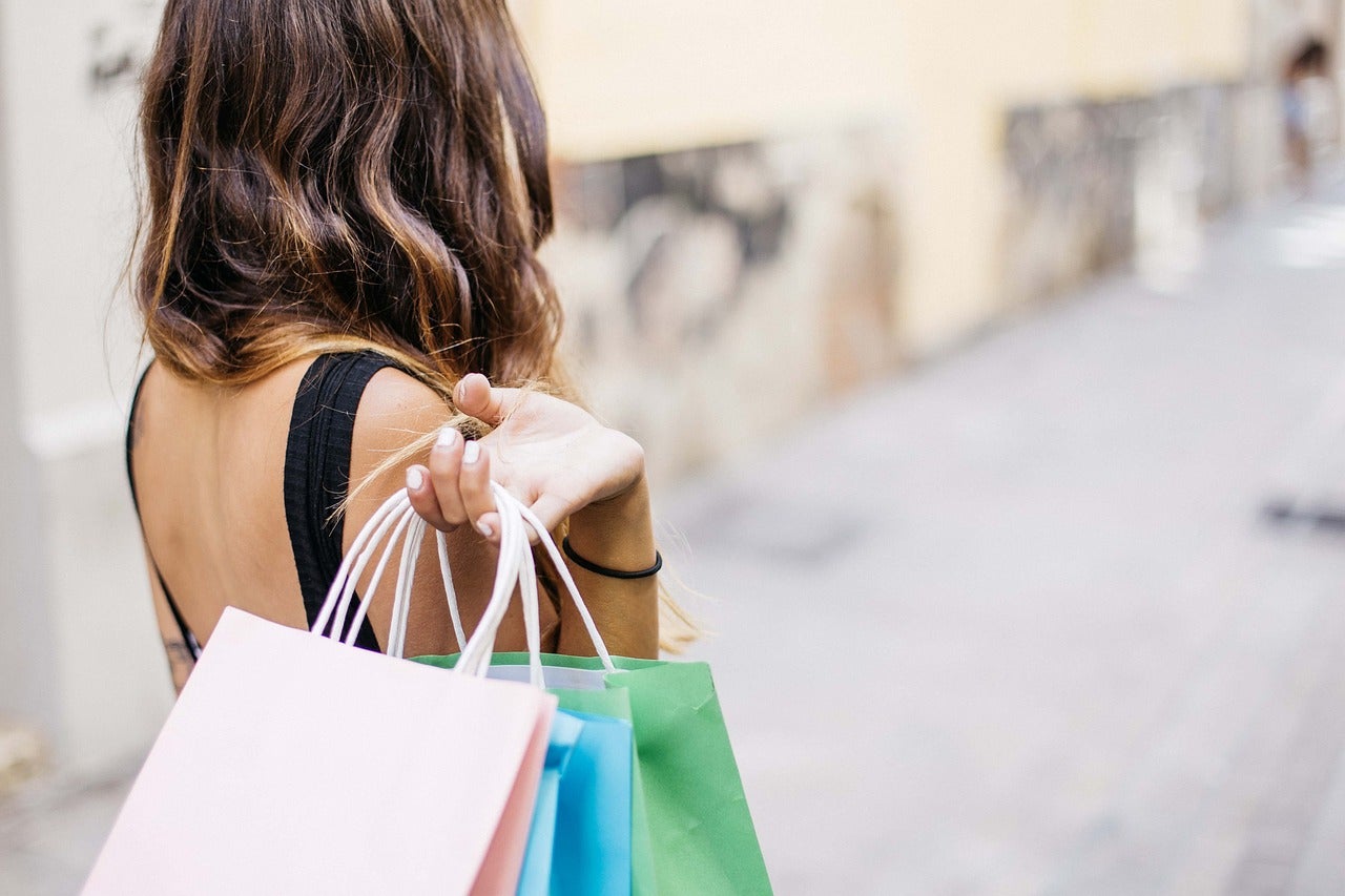 Una dona amb bosses de compra | gonghuimin468 - Pixabay
