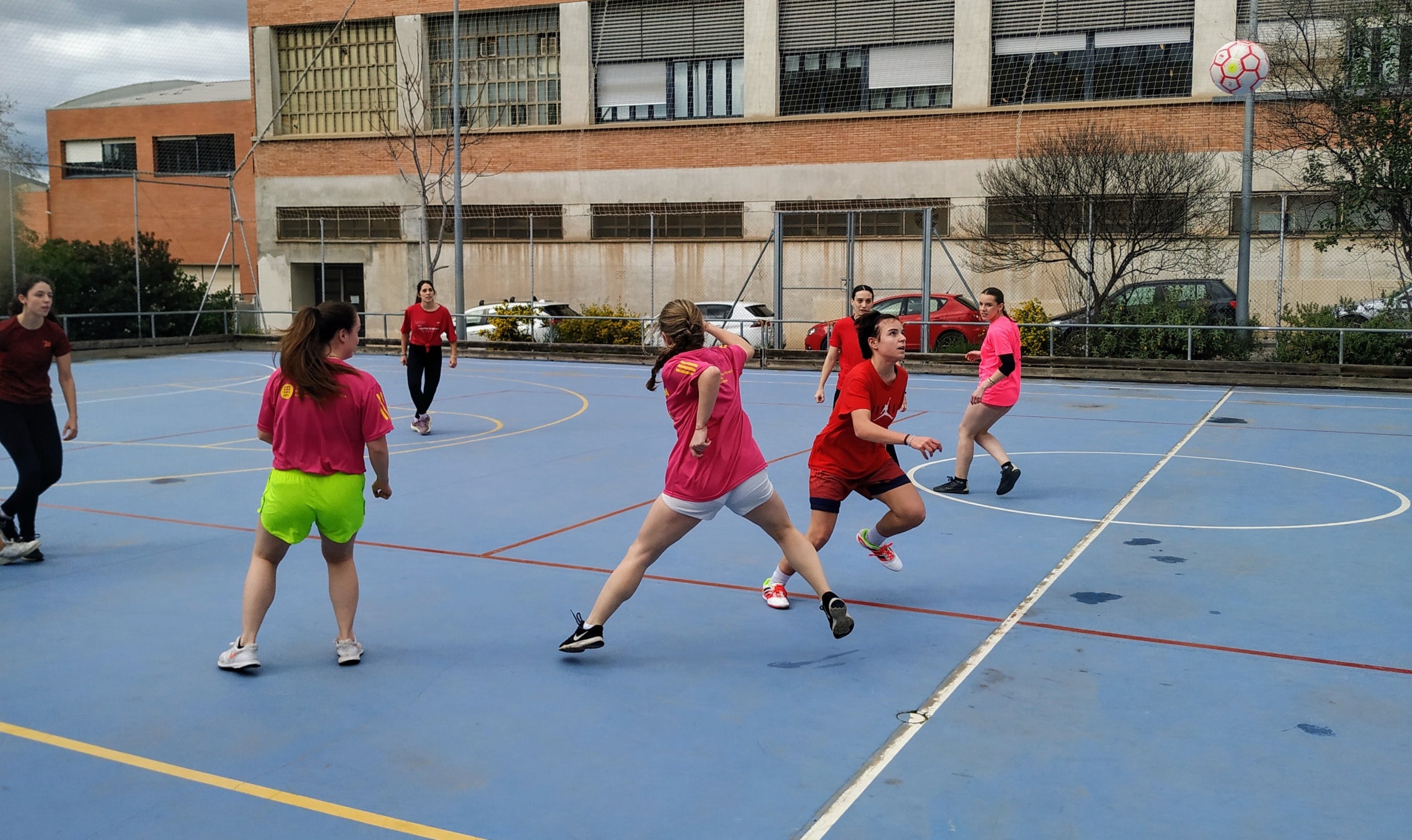 Imatges del partit entre 'Bivalvas' i 'Las tocapelotas' | Servei d'Esport de l'ESEIAAT