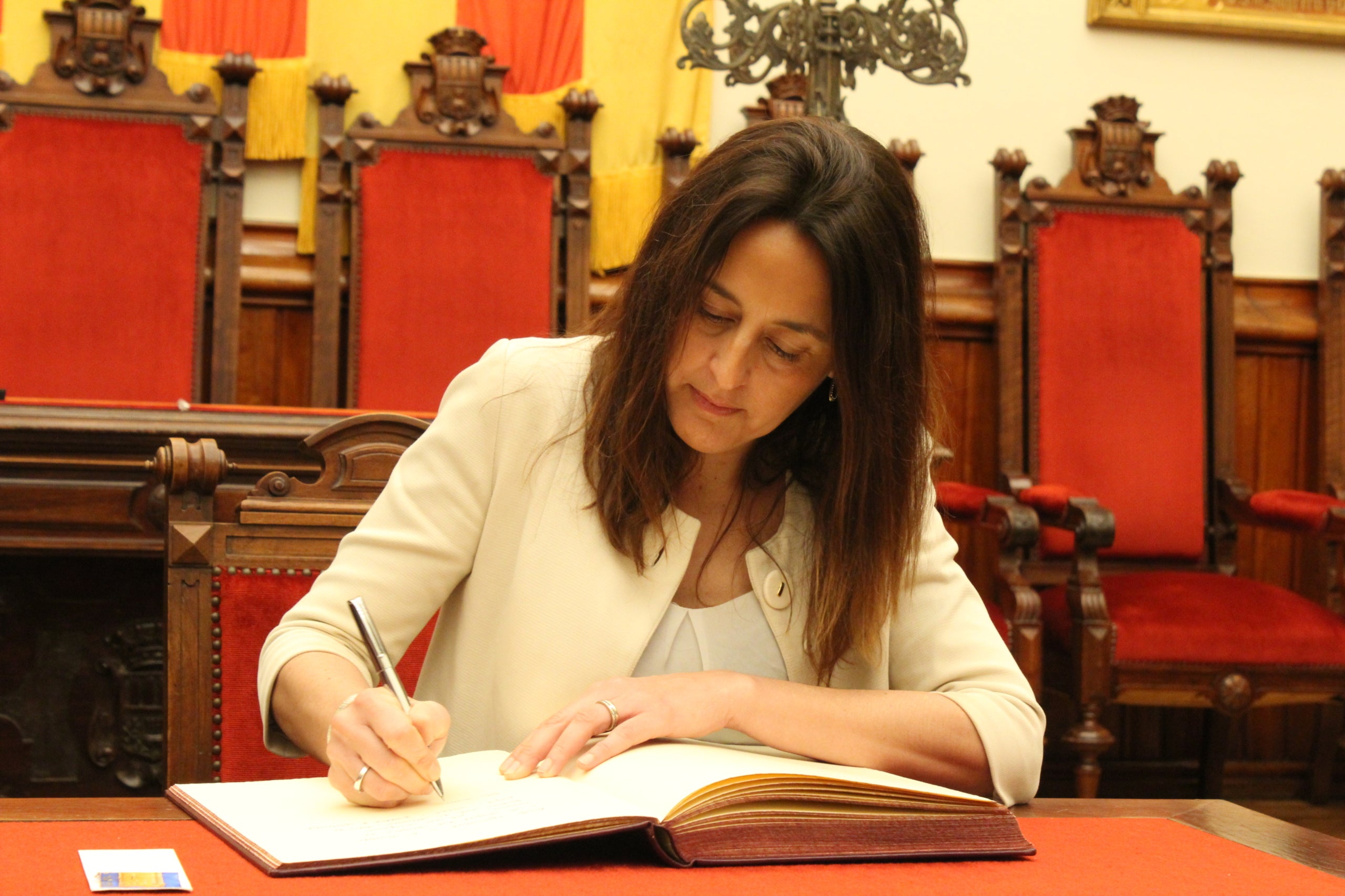 Terrassa ha rebut aquest dimecres, dia 19 de març, la visita de la consellera d’Educació i Formació Professional de la Generalitat de Catalunya, Esther Niubó. Ha estat rebuda a l’Ajuntament per part de l’alcalde Jordi Ballart; i dels portaveus dels Grups Municipals. La consellera ha signat el Llibre d’Honor de la Ciutat de Terrassa i, posteriorment, s’ha reunit amb les regidores d’Educació, Promoció Econòmica i Serveis Territorials per parlar de temes pendents | Lucia Rivera