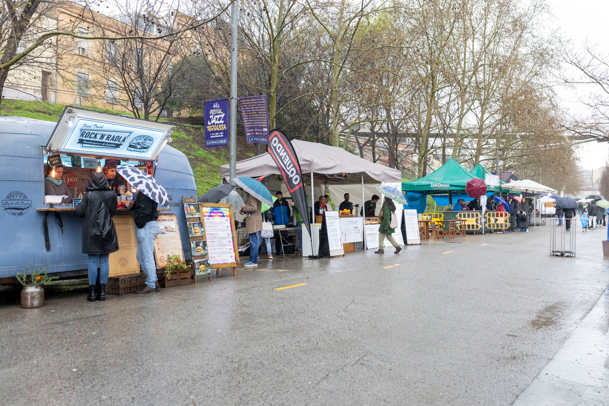 A banda de la música Jazz i la gastronomia, el Pícnic Jazz 2025 ha tingut un altre protagonista; la pluja. Aquest popular esdeveniment de la ciutat ha tingut lloc aquest diumenge, 23 de març, a partir de les 11 hores a la zona del Torrent de la Font d'en Sagrera, a la zona sud del Parc Vallparadís. Tot i el potent xàfec que ha caigut al matí, alguns valents s'han apropat a l'escenari per gaudir de la millor música jazz tot i el mal temps | Xavi Hurtado
