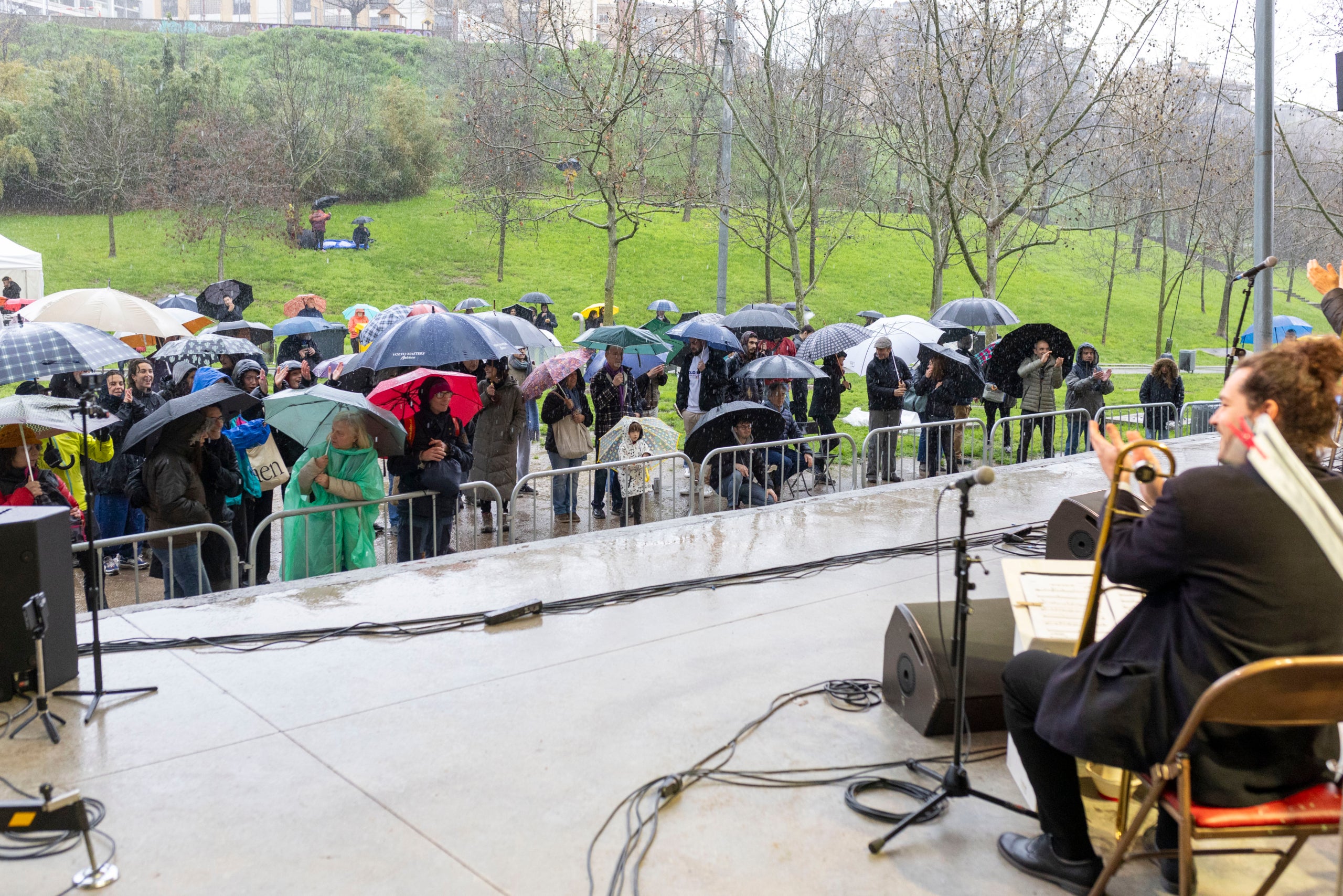 A banda de la música Jazz i la gastronomia, el Pícnic Jazz 2025 ha tingut un altre protagonista; la pluja. Aquest popular esdeveniment de la ciutat ha tingut lloc aquest diumenge, 23 de març, a partir de les 11 hores a la zona del Torrent de la Font d'en Sagrera, a la zona sud del Parc Vallparadís. Tot i el potent xàfec que ha caigut al matí, alguns valents s'han apropat a l'escenari per gaudir de la millor música jazz tot i el mal temps | Xavi Hurtado