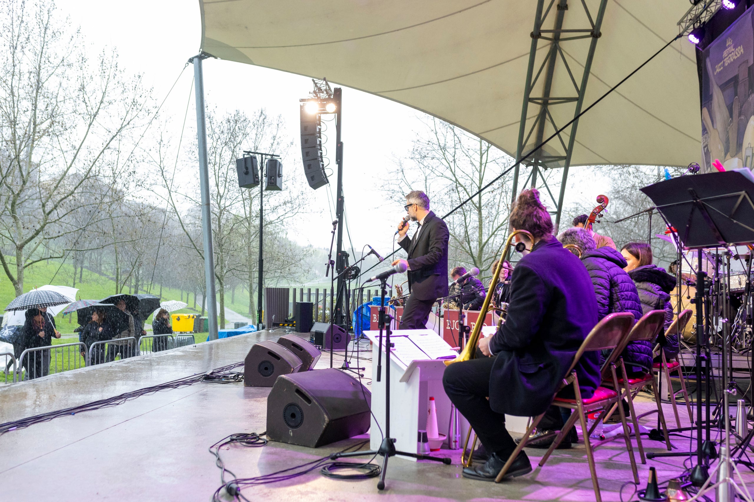A banda de la música Jazz i la gastronomia, el Pícnic Jazz 2025 ha tingut un altre protagonista; la pluja. Aquest popular esdeveniment de la ciutat ha tingut lloc aquest diumenge, 23 de març, a partir de les 11 hores a la zona del Torrent de la Font d'en Sagrera, a la zona sud del Parc Vallparadís. Tot i el potent xàfec que ha caigut al matí, alguns valents s'han apropat a l'escenari per gaudir de la millor música jazz tot i el mal temps | Xavi Hurtado