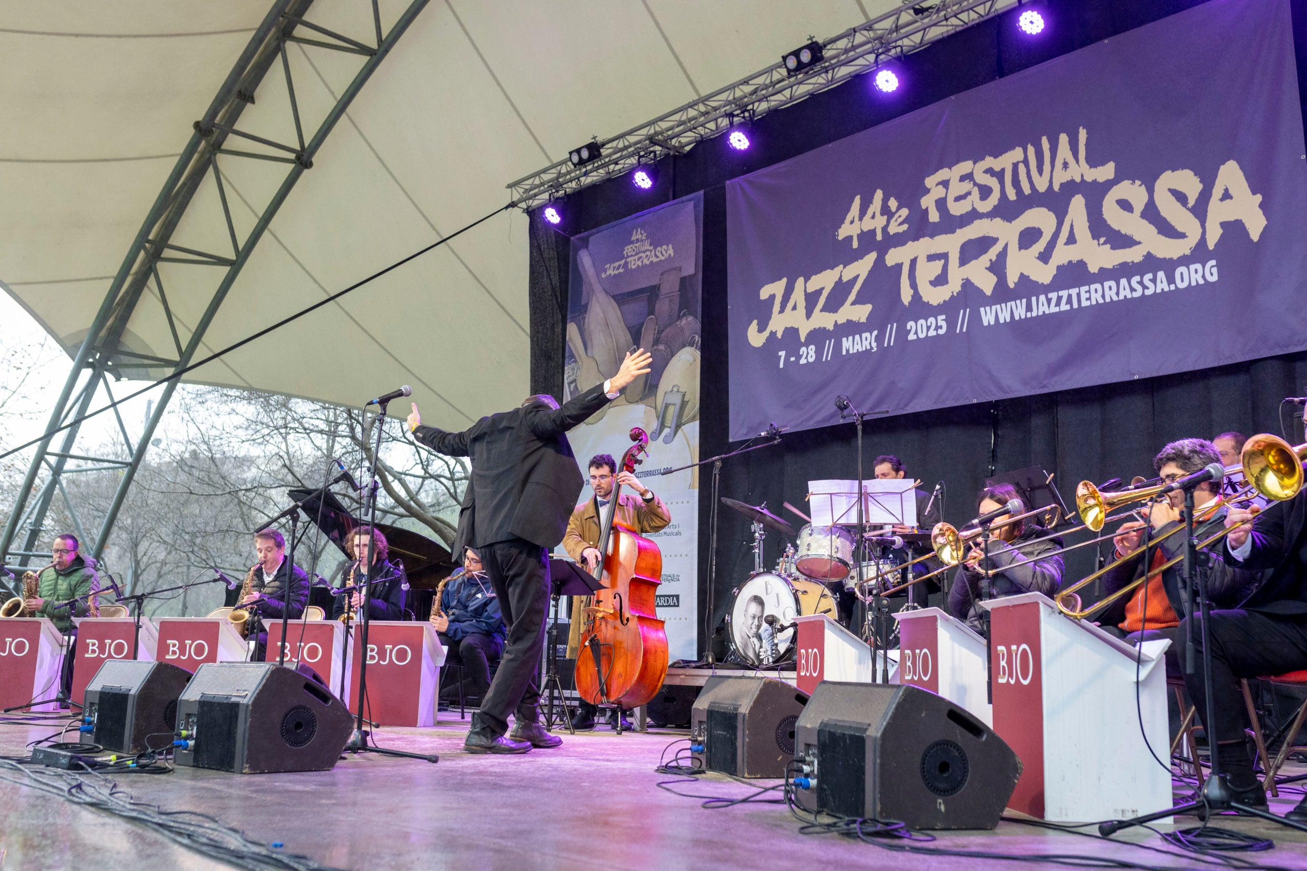 A banda de la música Jazz i la gastronomia, el Pícnic Jazz 2025 ha tingut un altre protagonista; la pluja. Aquest popular esdeveniment de la ciutat ha tingut lloc aquest diumenge, 23 de març, a partir de les 11 hores a la zona del Torrent de la Font d'en Sagrera, a la zona sud del Parc Vallparadís. Tot i el potent xàfec que ha caigut al matí, alguns valents s'han apropat a l'escenari per gaudir de la millor música jazz tot i el mal temps | Xavi Hurtado