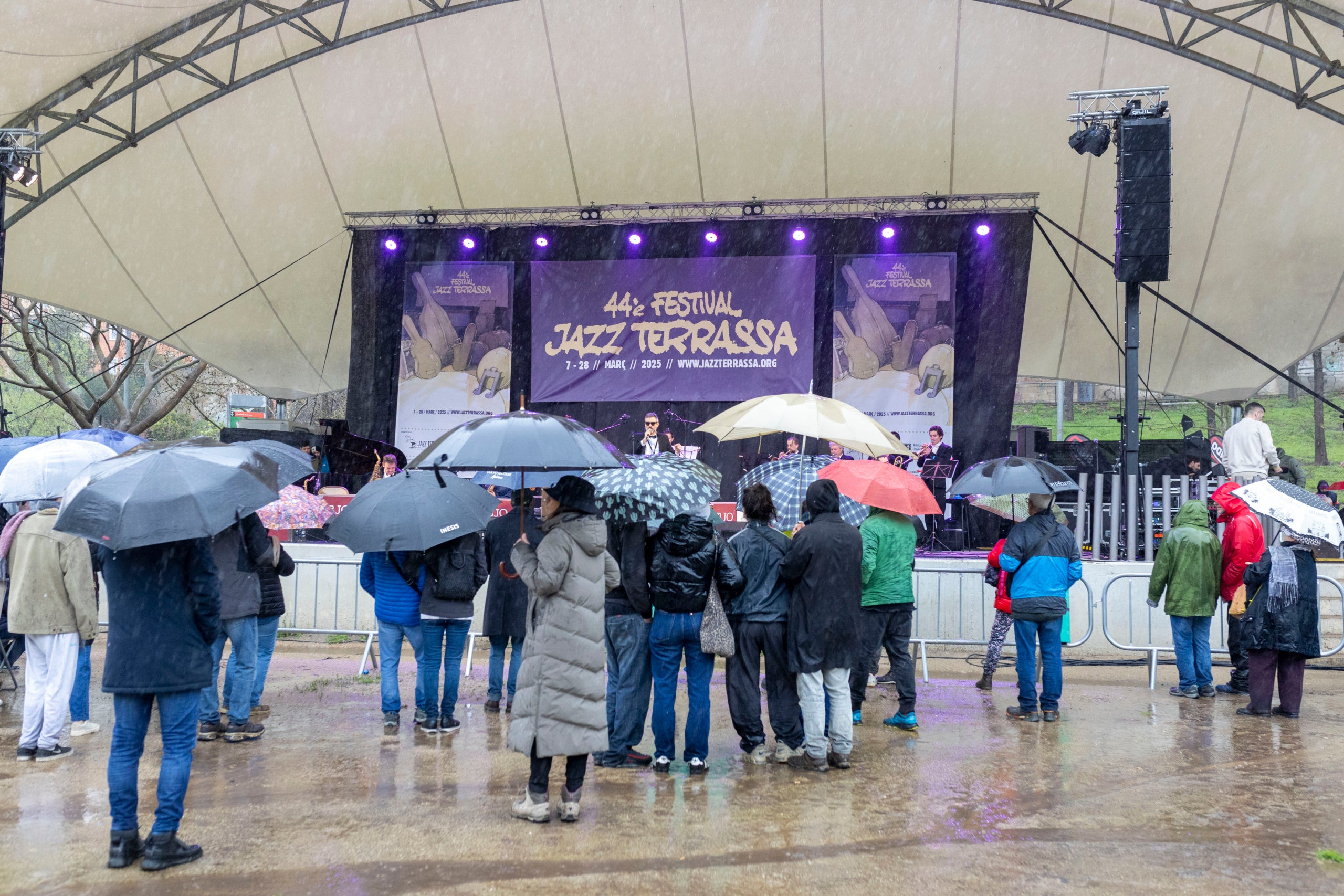 A banda de la música Jazz i la gastronomia, el Pícnic Jazz 2025 ha tingut un altre protagonista; la pluja. Aquest popular esdeveniment de la ciutat ha tingut lloc aquest diumenge, 23 de març, a partir de les 11 hores a la zona del Torrent de la Font d'en Sagrera, a la zona sud del Parc Vallparadís. Tot i el potent xàfec que ha caigut al matí, alguns valents s'han apropat a l'escenari per gaudir de la millor música jazz tot i el mal temps | Xavi Hurtado