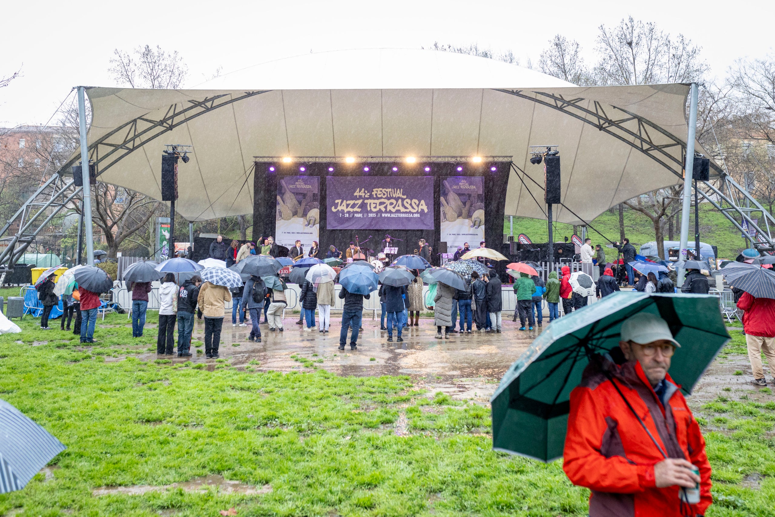 A banda de la música Jazz i la gastronomia, el Pícnic Jazz 2025 ha tingut un altre protagonista; la pluja. Aquest popular esdeveniment de la ciutat ha tingut lloc aquest diumenge, 23 de març, a partir de les 11 hores a la zona del Torrent de la Font d'en Sagrera, a la zona sud del Parc Vallparadís. Tot i el potent xàfec que ha caigut al matí, alguns valents s'han apropat a l'escenari per gaudir de la millor música jazz tot i el mal temps | Xavi Hurtado