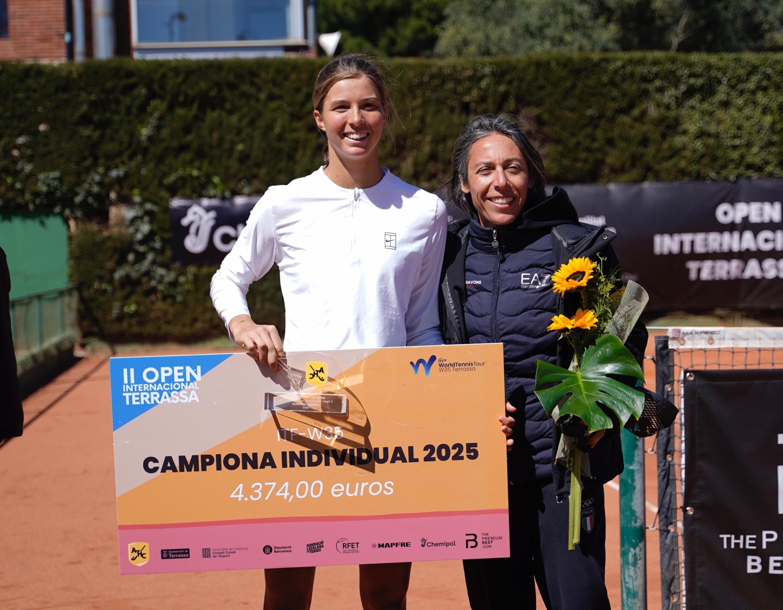 Lilli Tagger i la seva entrenadora Francesca Schiavone | Atlètic Terrassa