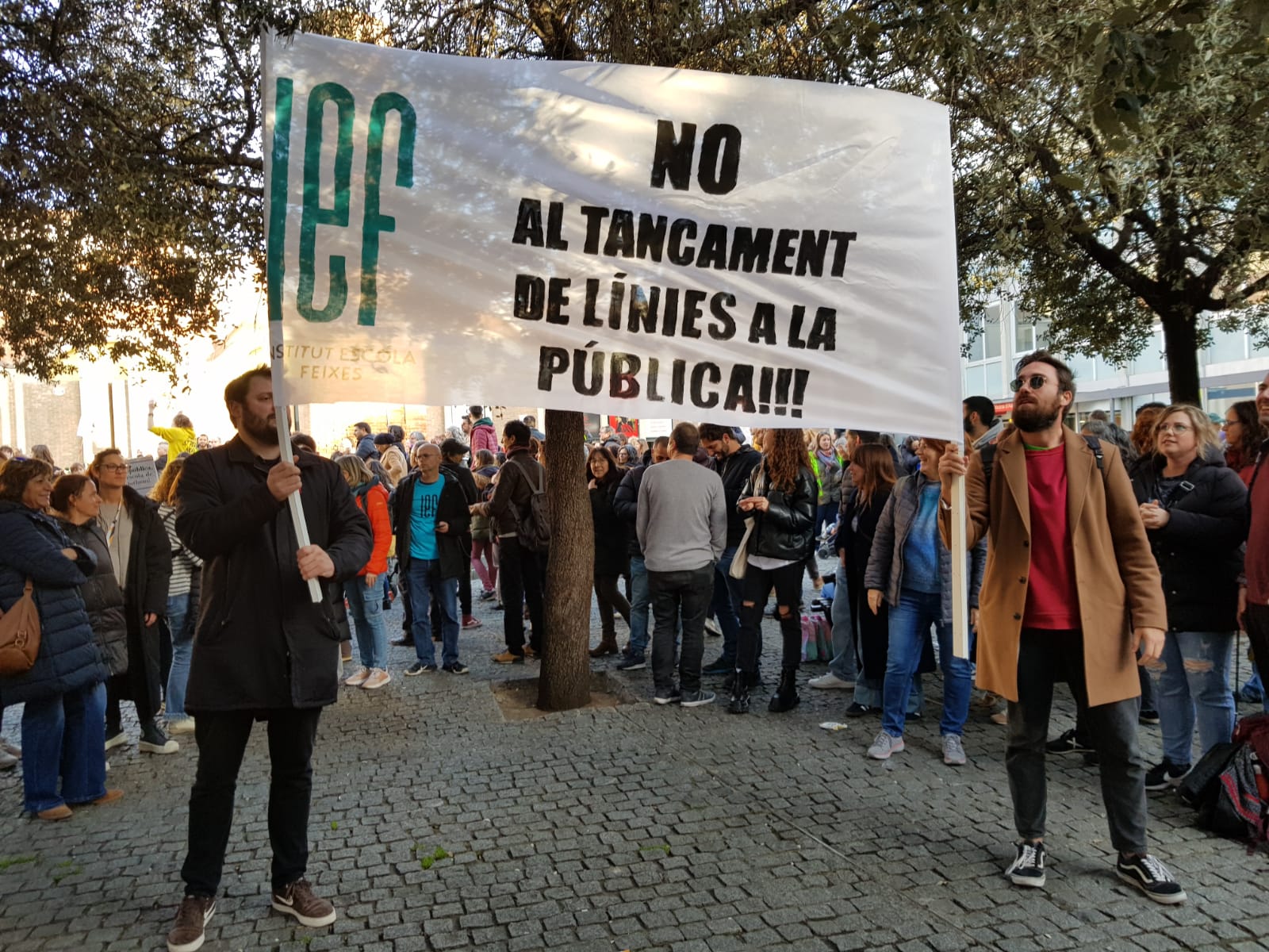 La comunitat educativa de Terrassa protesta contra el tancament de 9 línies d'I3 i de 1r d'ESO per al curs 2025-2026. Mig miler de persones s'han aplegat a la plaça Didó per reclamar a Educació que tiri enrere les retallades i que aposti per una escola pública de qualitat i amb unes ràtios més baixes | Lluïsa Tarrida 