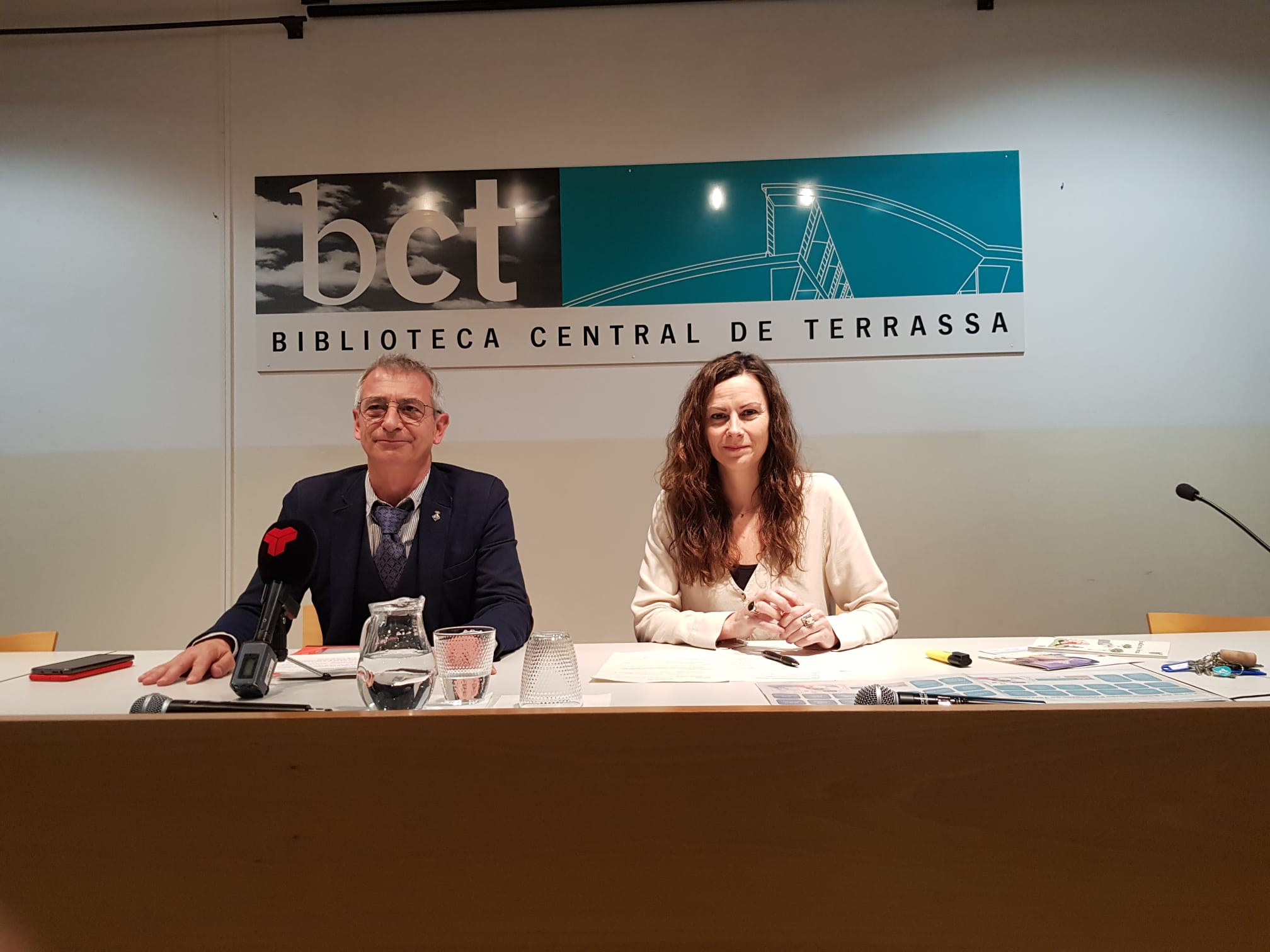 El regidor Joan Salvador i la directora Maria Gental, en el balanç anual de la xarxa de biblioteques | Lluïsa Tarrida