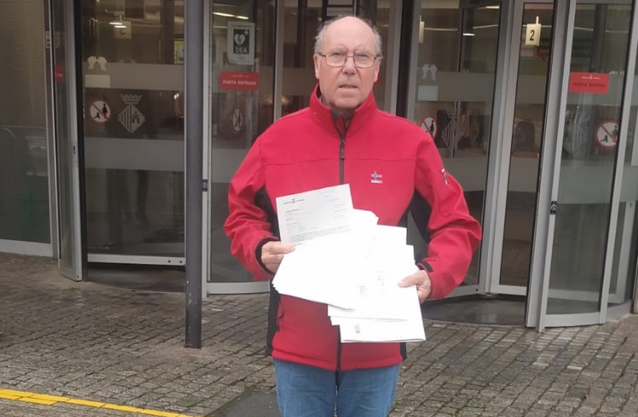 Antonio Jurado, en representació de la Plataforma Afectados Can Boada, lliurant les signatures recollides | Cedida