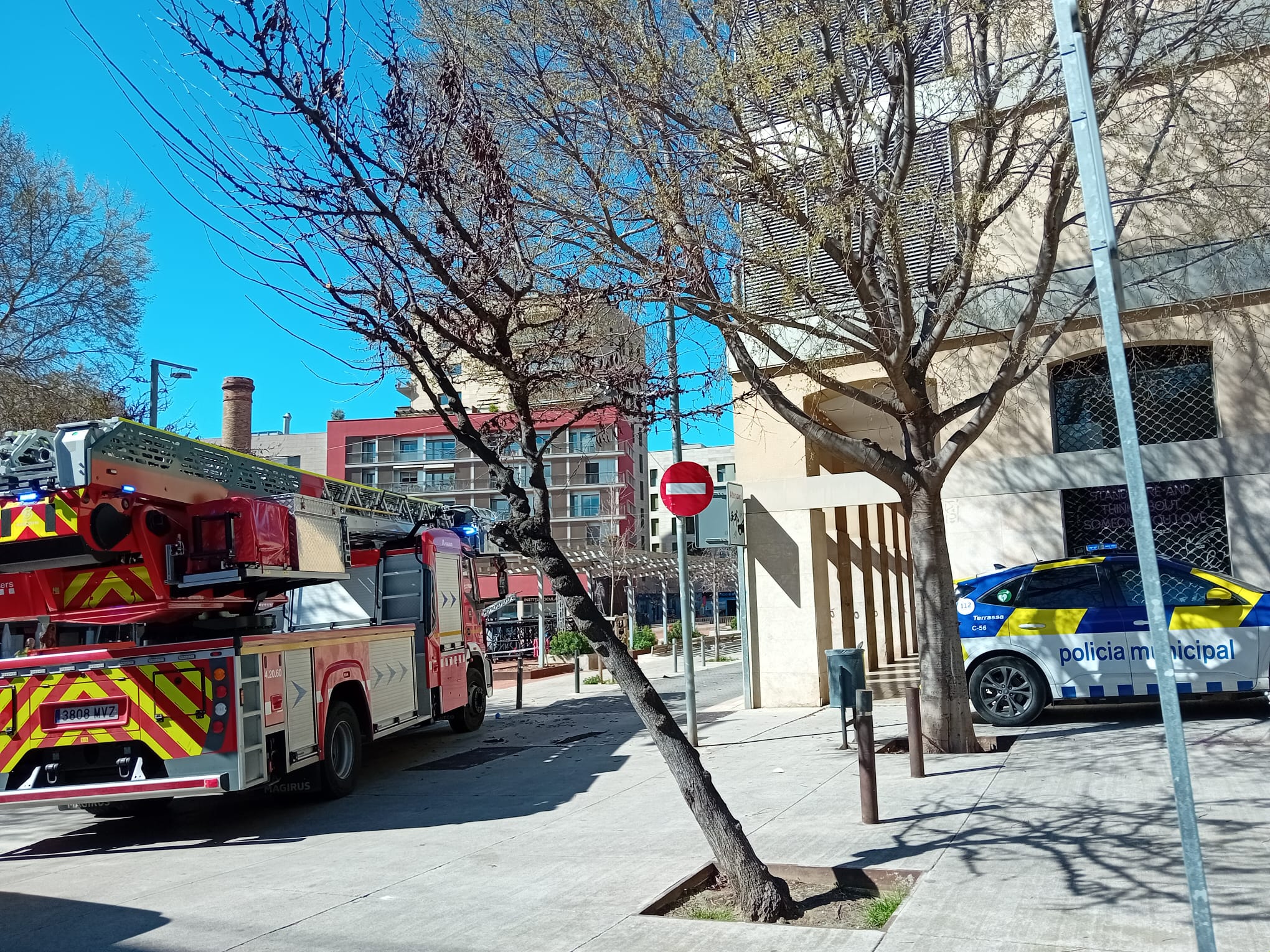Actuació dels cossos d'emergència a la plaça Nova de Terrassa | M.F.