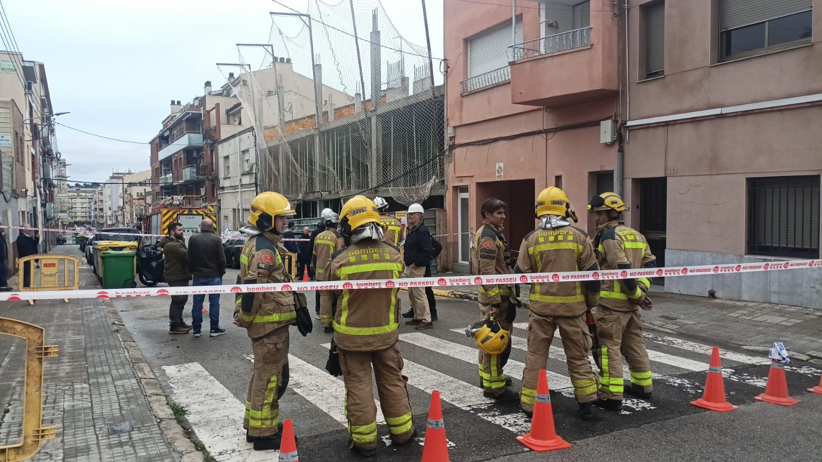Apareix una gran fissura a un edifici del carrer de Marconi | Joan Manel Oller