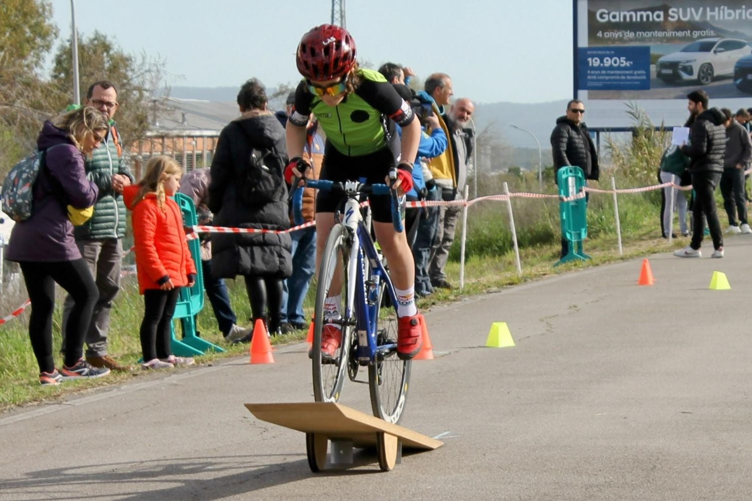 85 joves ciclistes participen en el Dia del Contrarellotgista a Terrassa | Escola de Ciclisme Vallès