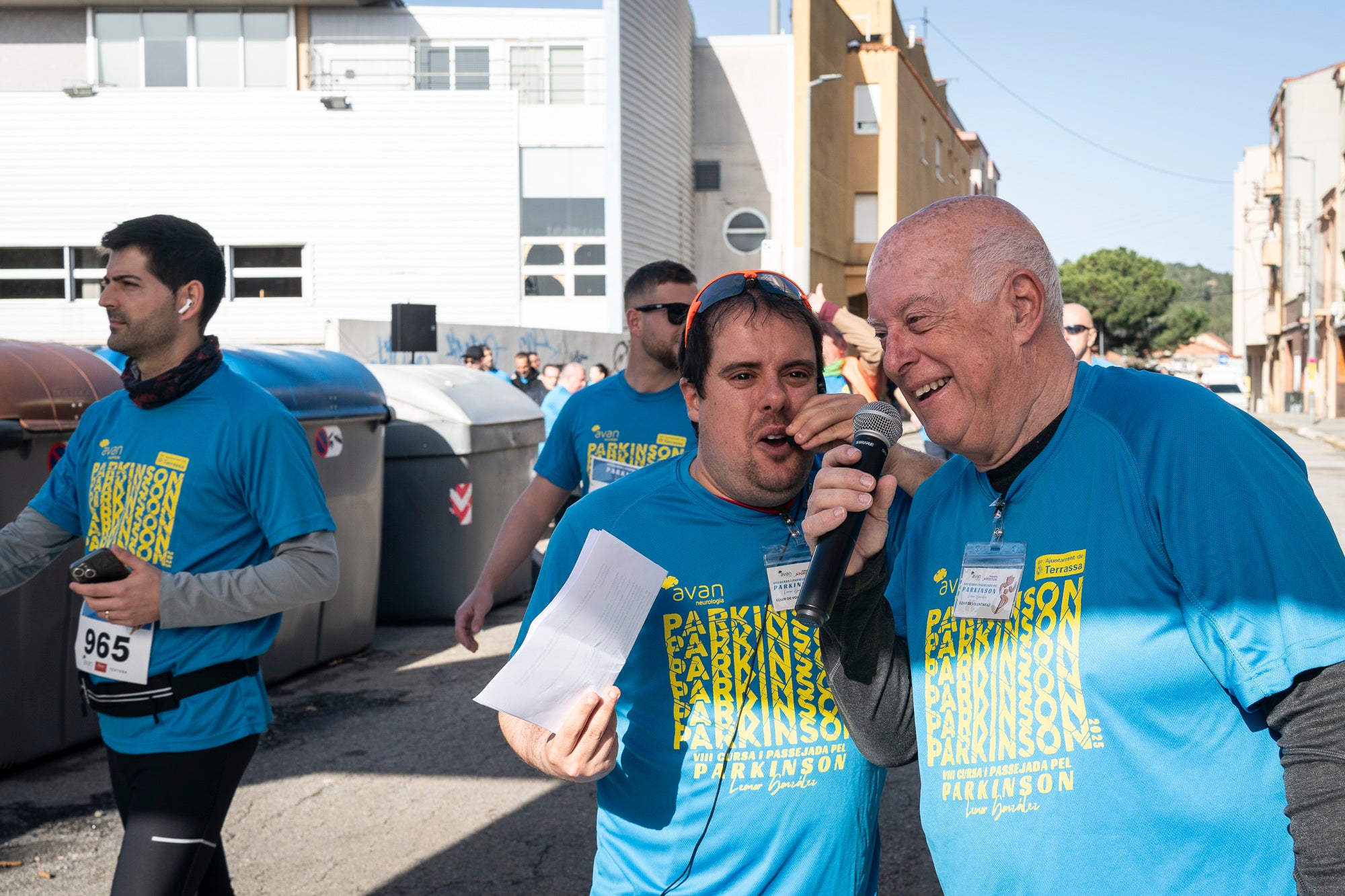 Aquest diumenge, 6 d'abril, la Fundació AVAN ha organitzat un any més la Cursa i Passejada solidària a Terrassa 'Leonor González'. Aquest esdeveniment esportiu i solidari, que enguany afrontava la seva vuitena edició, té com a principal objectiu donar visibilitat a les persones afectades per la malaltia de Parkinson. Com sempre, la cita ha donat el tret de sortida des de la plaça de la Cultura a les 10:00 hores. Tots els diners recaptats aniran destinats a la construcció i equipació del nou centre AVAN de Terrassa | Mireia Comas