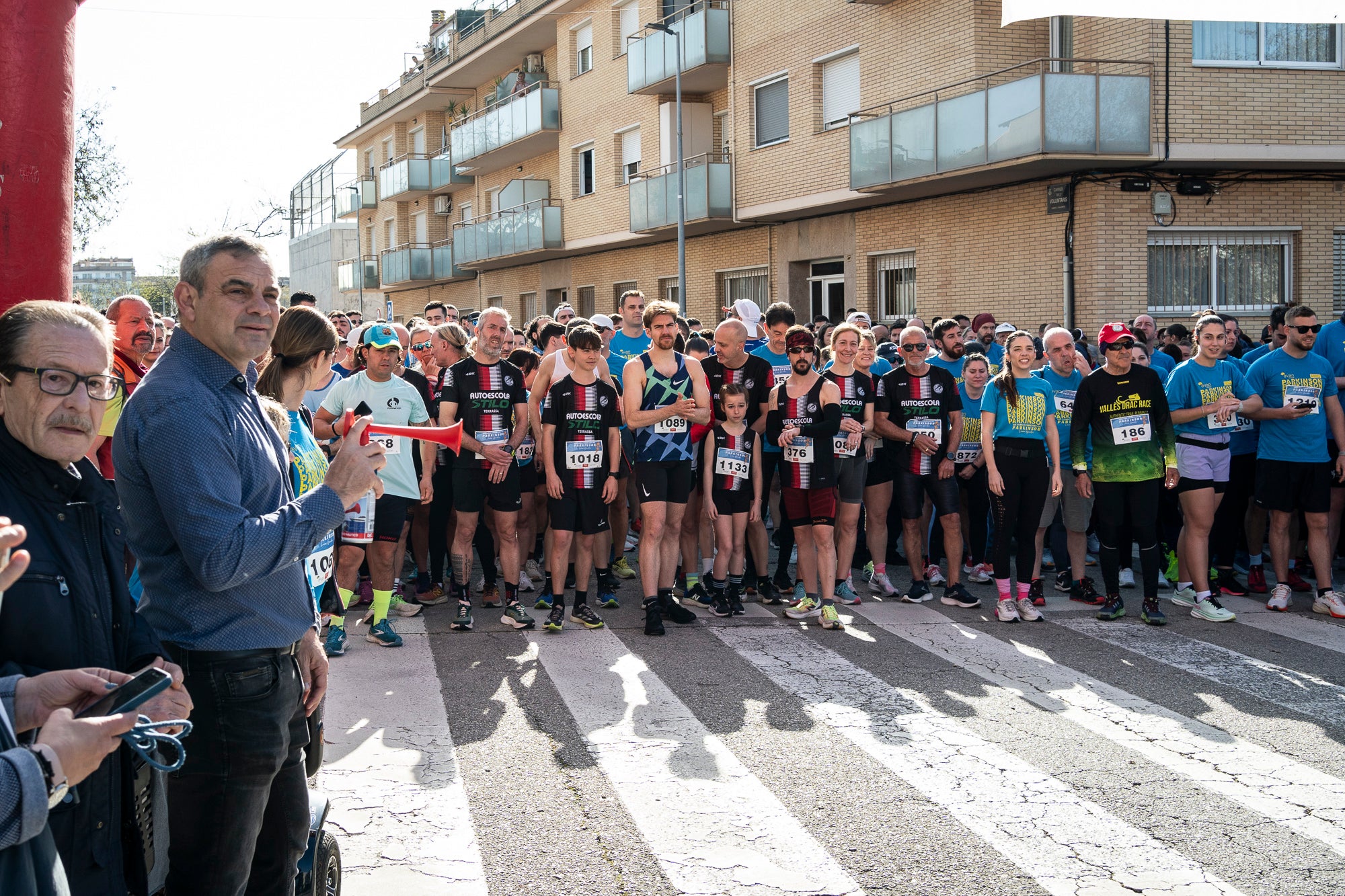 Aquest diumenge, 6 d'abril, la Fundació AVAN ha organitzat un any més la Cursa i Passejada solidària a Terrassa 'Leonor González'. Aquest esdeveniment esportiu i solidari, que enguany afrontava la seva vuitena edició, té com a principal objectiu donar visibilitat a les persones afectades per la malaltia de Parkinson. Com sempre, la cita ha donat el tret de sortida des de la plaça de la Cultura a les 10:00 hores. Tots els diners recaptats aniran destinats a la construcció i equipació del nou centre AVAN de Terrassa | Mireia Comas