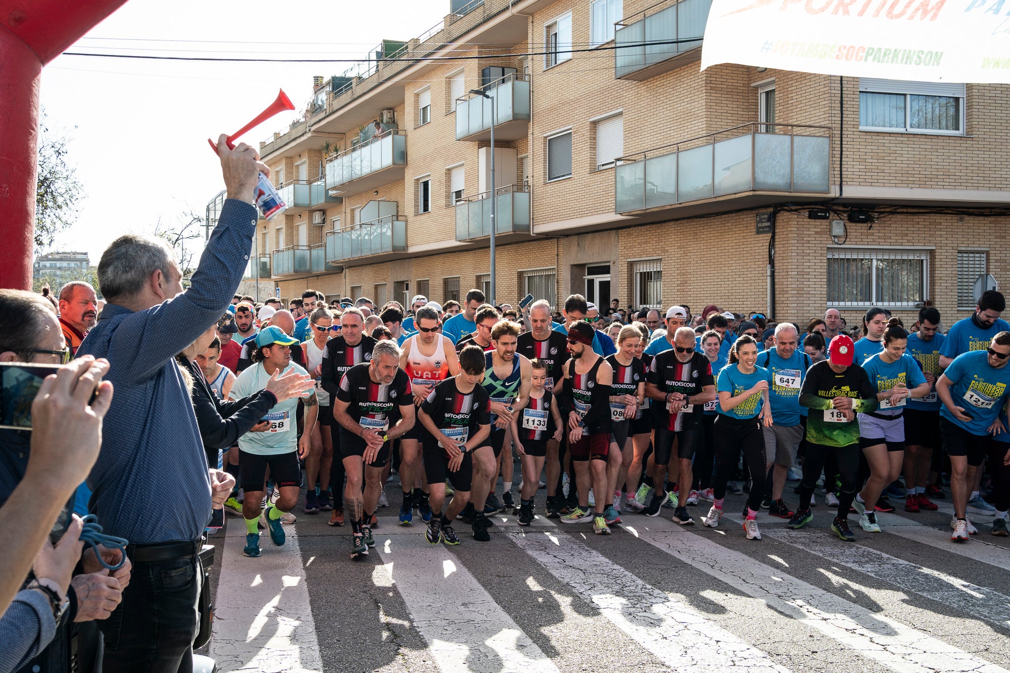 Aquest diumenge, 6 d'abril, la Fundació AVAN ha organitzat un any més la Cursa i Passejada solidària a Terrassa 'Leonor González'. Aquest esdeveniment esportiu i solidari, que enguany afrontava la seva vuitena edició, té com a principal objectiu donar visibilitat a les persones afectades per la malaltia de Parkinson. Com sempre, la cita ha donat el tret de sortida des de la plaça de la Cultura a les 10:00 hores. Tots els diners recaptats aniran destinats a la construcció i equipació del nou centre AVAN de Terrassa | Mireia Comas