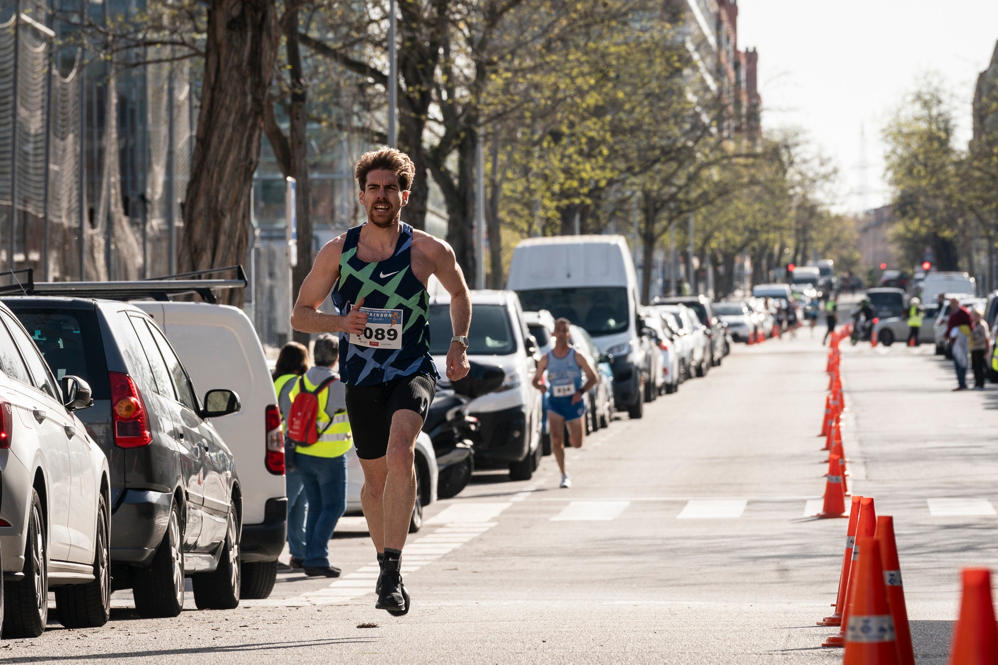 Aquest diumenge, 6 d'abril, la Fundació AVAN ha organitzat un any més la Cursa i Passejada solidària a Terrassa 'Leonor González'. Aquest esdeveniment esportiu i solidari, que enguany afrontava la seva vuitena edició, té com a principal objectiu donar visibilitat a les persones afectades per la malaltia de Parkinson. Com sempre, la cita ha donat el tret de sortida des de la plaça de la Cultura a les 10:00 hores. Tots els diners recaptats aniran destinats a la construcció i equipació del nou centre AVAN de Terrassa | Mireia Comas