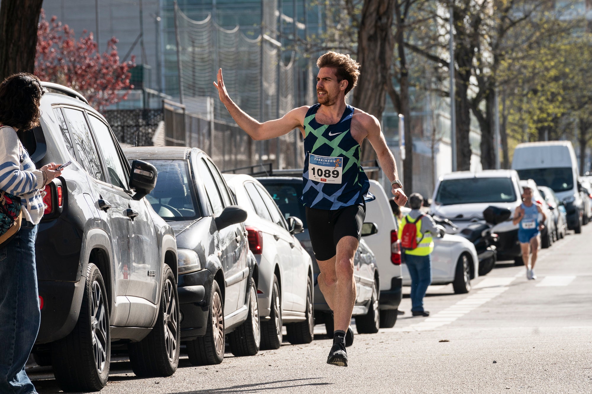 Aquest diumenge, 6 d'abril, la Fundació AVAN ha organitzat un any més la Cursa i Passejada solidària a Terrassa 'Leonor González'. Aquest esdeveniment esportiu i solidari, que enguany afrontava la seva vuitena edició, té com a principal objectiu donar visibilitat a les persones afectades per la malaltia de Parkinson. Com sempre, la cita ha donat el tret de sortida des de la plaça de la Cultura a les 10:00 hores. Tots els diners recaptats aniran destinats a la construcció i equipació del nou centre AVAN de Terrassa | Mireia Comas