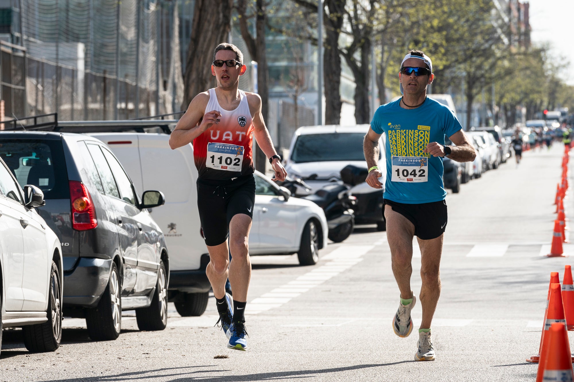 Aquest diumenge, 6 d'abril, la Fundació AVAN ha organitzat un any més la Cursa i Passejada solidària a Terrassa 'Leonor González'. Aquest esdeveniment esportiu i solidari, que enguany afrontava la seva vuitena edició, té com a principal objectiu donar visibilitat a les persones afectades per la malaltia de Parkinson. Com sempre, la cita ha donat el tret de sortida des de la plaça de la Cultura a les 10:00 hores. Tots els diners recaptats aniran destinats a la construcció i equipació del nou centre AVAN de Terrassa | Mireia Comas