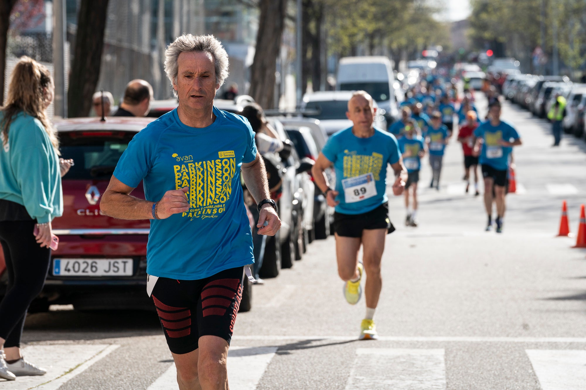 Aquest diumenge, 6 d'abril, la Fundació AVAN ha organitzat un any més la Cursa i Passejada solidària a Terrassa 'Leonor González'. Aquest esdeveniment esportiu i solidari, que enguany afrontava la seva vuitena edició, té com a principal objectiu donar visibilitat a les persones afectades per la malaltia de Parkinson. Com sempre, la cita ha donat el tret de sortida des de la plaça de la Cultura a les 10:00 hores. Tots els diners recaptats aniran destinats a la construcció i equipació del nou centre AVAN de Terrassa | Mireia Comas