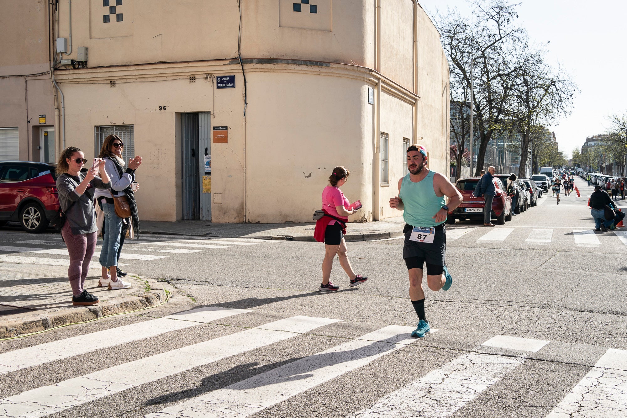 Aquest diumenge, 6 d'abril, la Fundació AVAN ha organitzat un any més la Cursa i Passejada solidària a Terrassa 'Leonor González'. Aquest esdeveniment esportiu i solidari, que enguany afrontava la seva vuitena edició, té com a principal objectiu donar visibilitat a les persones afectades per la malaltia de Parkinson. Com sempre, la cita ha donat el tret de sortida des de la plaça de la Cultura a les 10:00 hores. Tots els diners recaptats aniran destinats a la construcció i equipació del nou centre AVAN de Terrassa | Mireia Comas