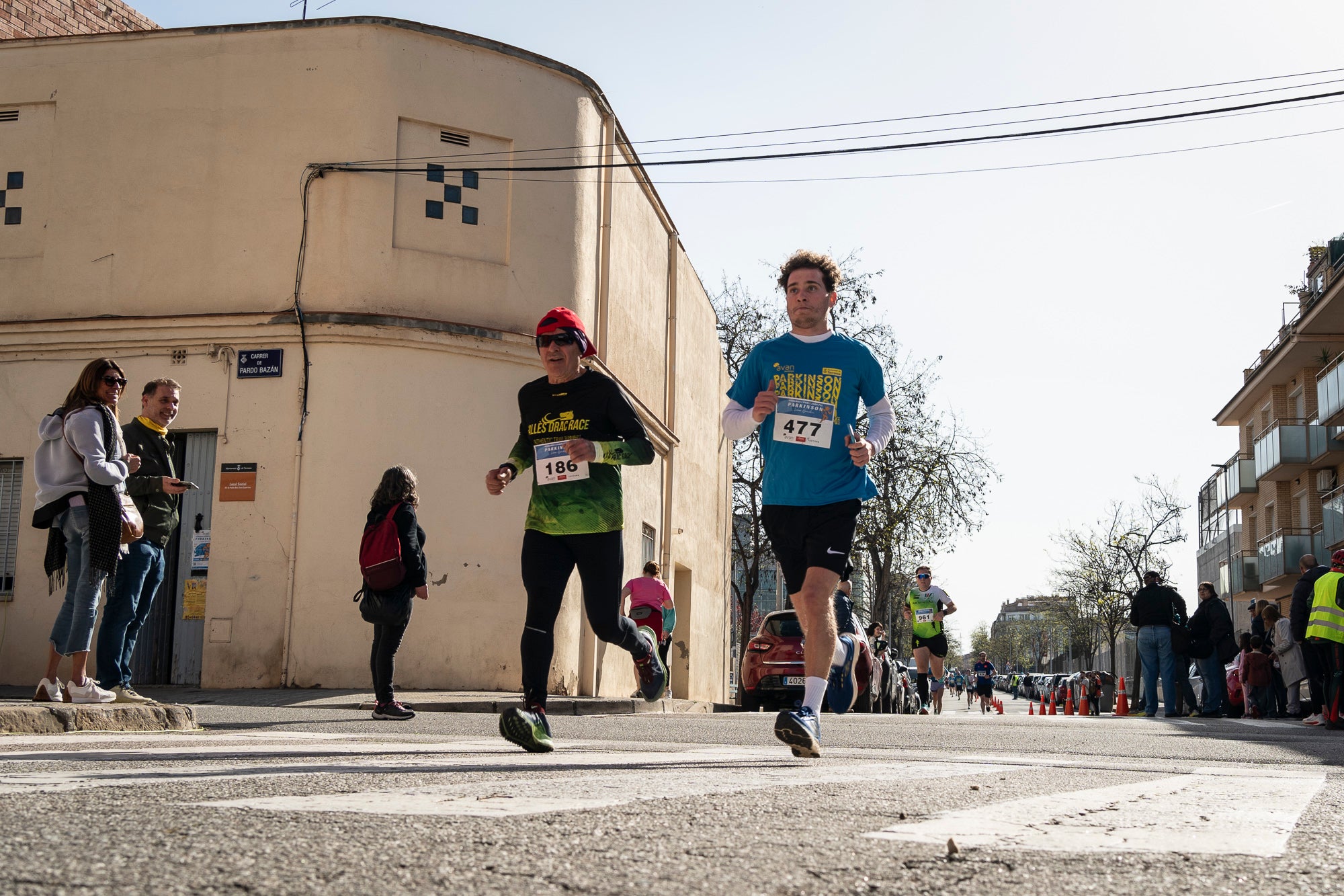 Aquest diumenge, 6 d'abril, la Fundació AVAN ha organitzat un any més la Cursa i Passejada solidària a Terrassa 'Leonor González'. Aquest esdeveniment esportiu i solidari, que enguany afrontava la seva vuitena edició, té com a principal objectiu donar visibilitat a les persones afectades per la malaltia de Parkinson. Com sempre, la cita ha donat el tret de sortida des de la plaça de la Cultura a les 10:00 hores. Tots els diners recaptats aniran destinats a la construcció i equipació del nou centre AVAN de Terrassa | Mireia Comas
