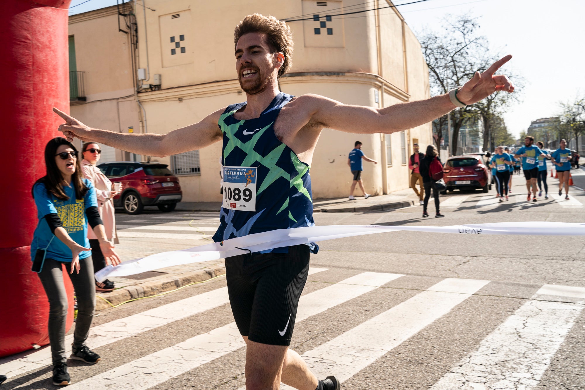 Aquest diumenge, 6 d'abril, la Fundació AVAN ha organitzat un any més la Cursa i Passejada solidària a Terrassa 'Leonor González'. Aquest esdeveniment esportiu i solidari, que enguany afrontava la seva vuitena edició, té com a principal objectiu donar visibilitat a les persones afectades per la malaltia de Parkinson. Com sempre, la cita ha donat el tret de sortida des de la plaça de la Cultura a les 10:00 hores. Tots els diners recaptats aniran destinats a la construcció i equipació del nou centre AVAN de Terrassa | Mireia Comas