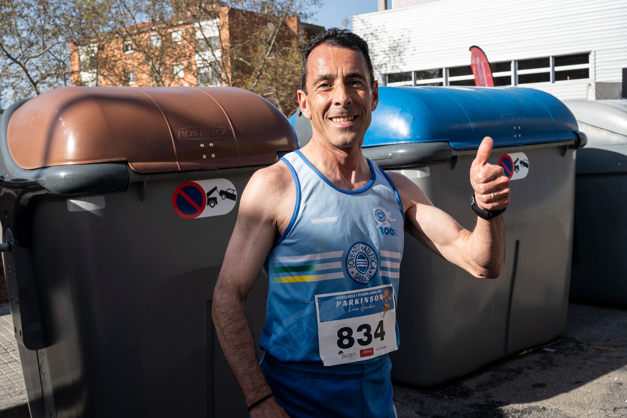 Aquest diumenge, 6 d'abril, la Fundació AVAN ha organitzat un any més la Cursa i Passejada solidària a Terrassa 'Leonor González'. Aquest esdeveniment esportiu i solidari, que enguany afrontava la seva vuitena edició, té com a principal objectiu donar visibilitat a les persones afectades per la malaltia de Parkinson. Com sempre, la cita ha donat el tret de sortida des de la plaça de la Cultura a les 10:00 hores. Tots els diners recaptats aniran destinats a la construcció i equipació del nou centre AVAN de Terrassa | Mireia Comas