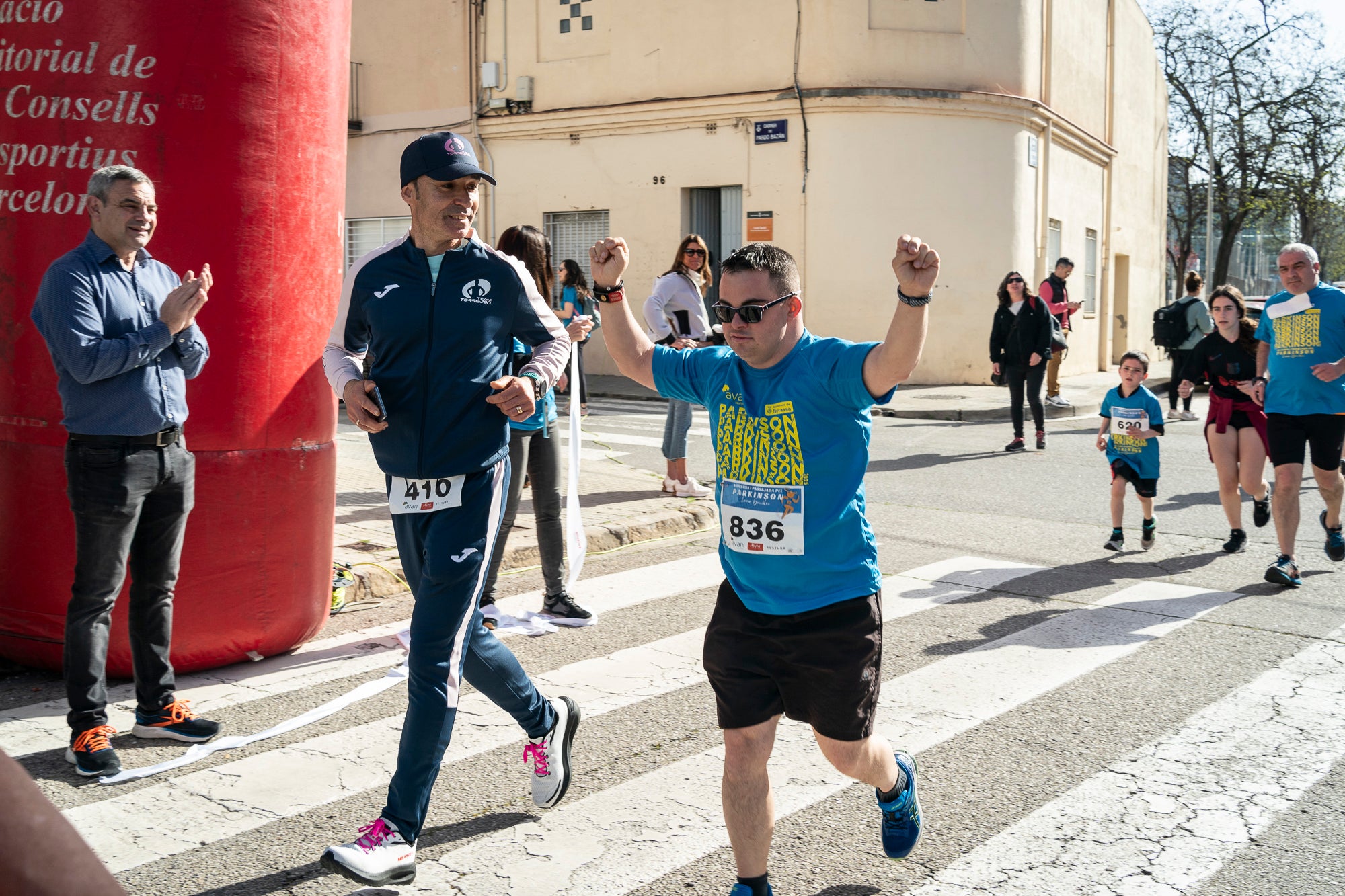 Aquest diumenge, 6 d'abril, la Fundació AVAN ha organitzat un any més la Cursa i Passejada solidària a Terrassa 'Leonor González'. Aquest esdeveniment esportiu i solidari, que enguany afrontava la seva vuitena edició, té com a principal objectiu donar visibilitat a les persones afectades per la malaltia de Parkinson. Com sempre, la cita ha donat el tret de sortida des de la plaça de la Cultura a les 10:00 hores. Tots els diners recaptats aniran destinats a la construcció i equipació del nou centre AVAN de Terrassa | Mireia Comas
