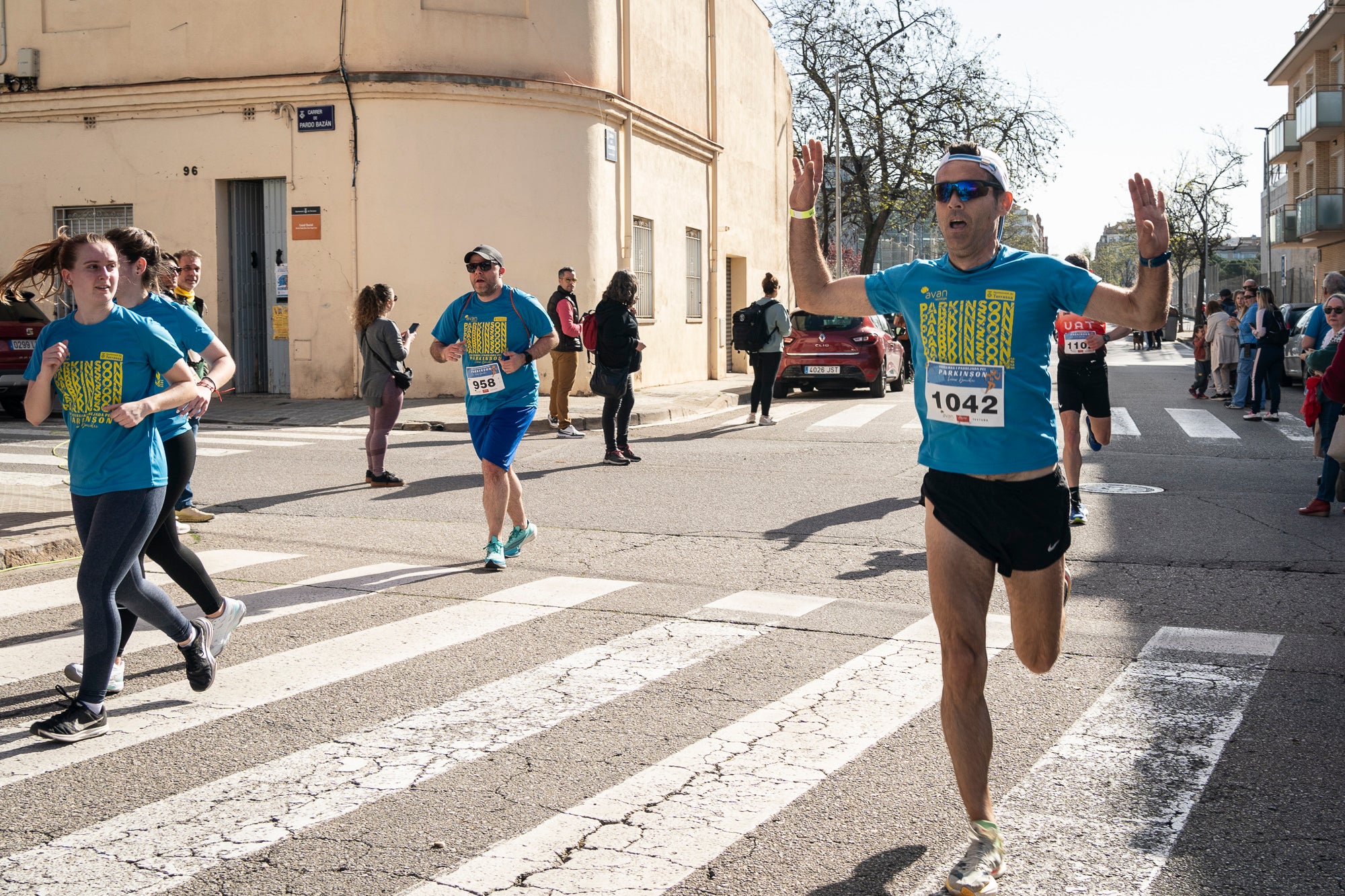 Aquest diumenge, 6 d'abril, la Fundació AVAN ha organitzat un any més la Cursa i Passejada solidària a Terrassa 'Leonor González'. Aquest esdeveniment esportiu i solidari, que enguany afrontava la seva vuitena edició, té com a principal objectiu donar visibilitat a les persones afectades per la malaltia de Parkinson. Com sempre, la cita ha donat el tret de sortida des de la plaça de la Cultura a les 10:00 hores. Tots els diners recaptats aniran destinats a la construcció i equipació del nou centre AVAN de Terrassa | Mireia Comas