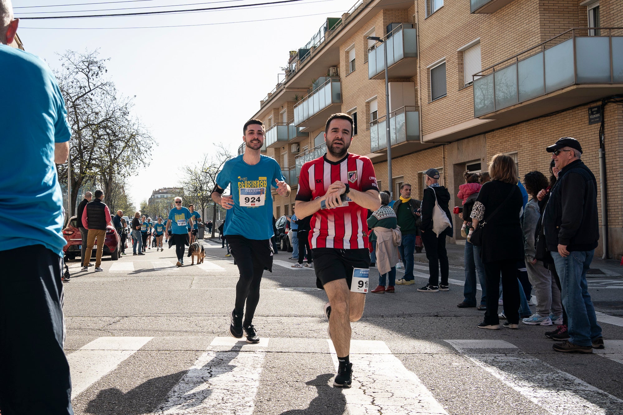 Aquest diumenge, 6 d'abril, la Fundació AVAN ha organitzat un any més la Cursa i Passejada solidària a Terrassa 'Leonor González'. Aquest esdeveniment esportiu i solidari, que enguany afrontava la seva vuitena edició, té com a principal objectiu donar visibilitat a les persones afectades per la malaltia de Parkinson. Com sempre, la cita ha donat el tret de sortida des de la plaça de la Cultura a les 10:00 hores. Tots els diners recaptats aniran destinats a la construcció i equipació del nou centre AVAN de Terrassa | Mireia Comas