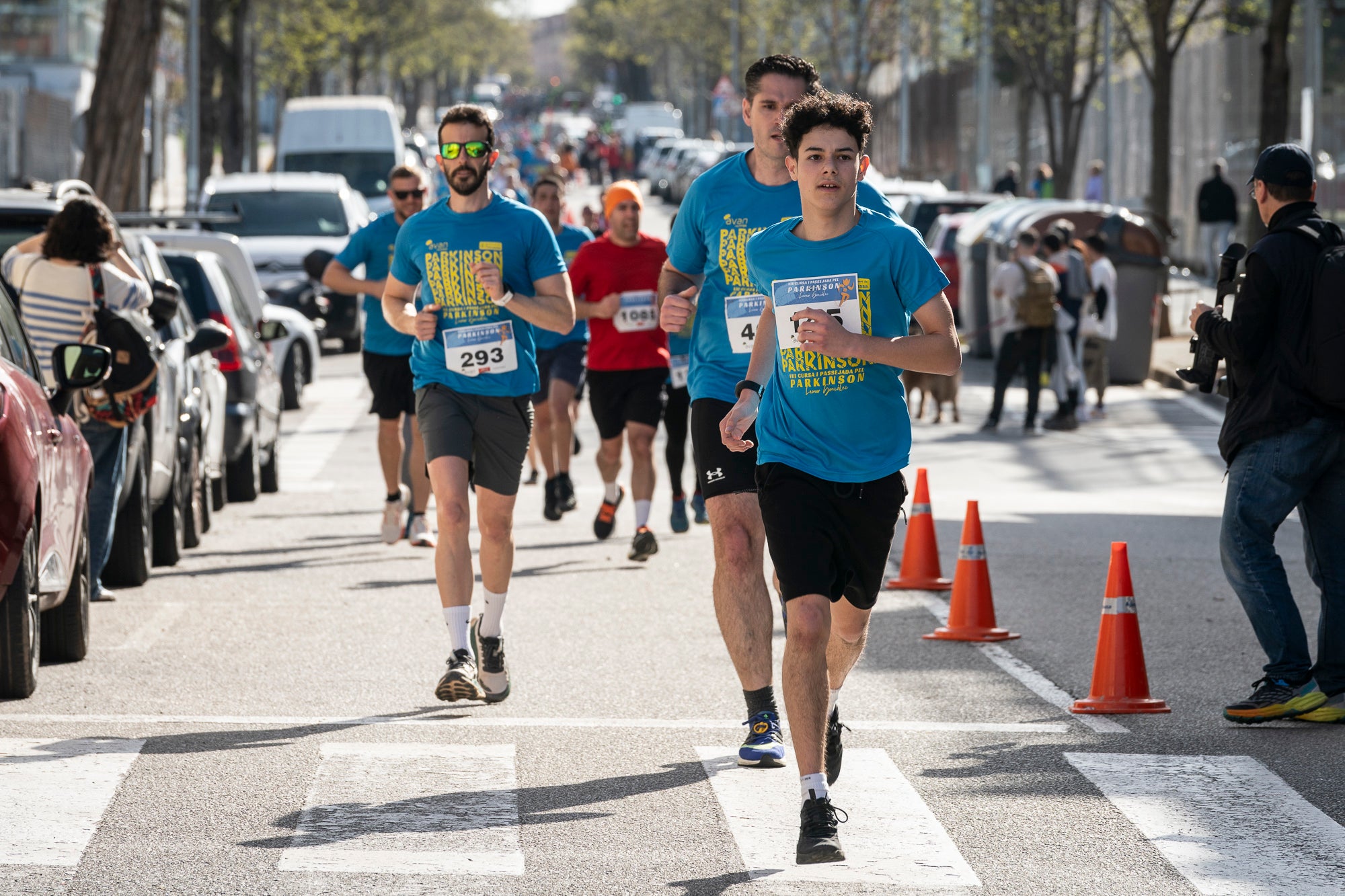 Aquest diumenge, 6 d'abril, la Fundació AVAN ha organitzat un any més la Cursa i Passejada solidària a Terrassa 'Leonor González'. Aquest esdeveniment esportiu i solidari, que enguany afrontava la seva vuitena edició, té com a principal objectiu donar visibilitat a les persones afectades per la malaltia de Parkinson. Com sempre, la cita ha donat el tret de sortida des de la plaça de la Cultura a les 10:00 hores. Tots els diners recaptats aniran destinats a la construcció i equipació del nou centre AVAN de Terrassa | Mireia Comas